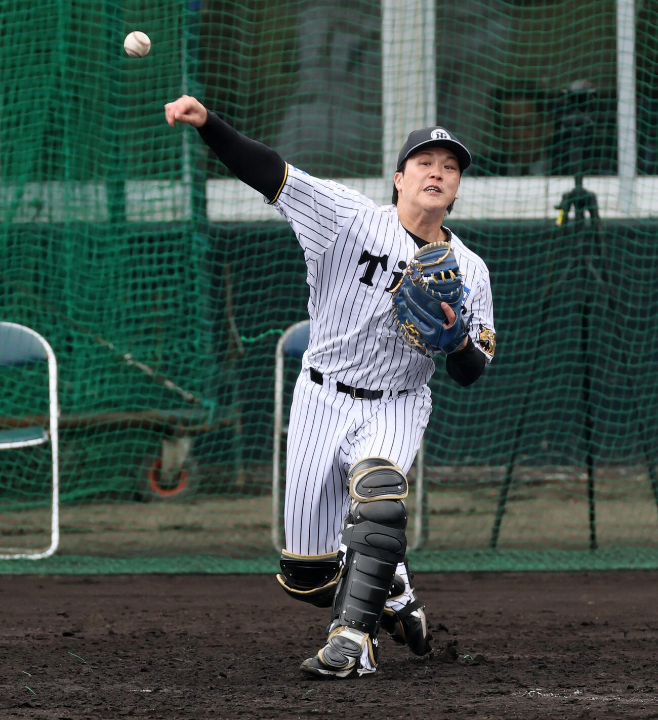 シートノックで二塁へ送球する阪神伏見（撮影・加藤哉）
