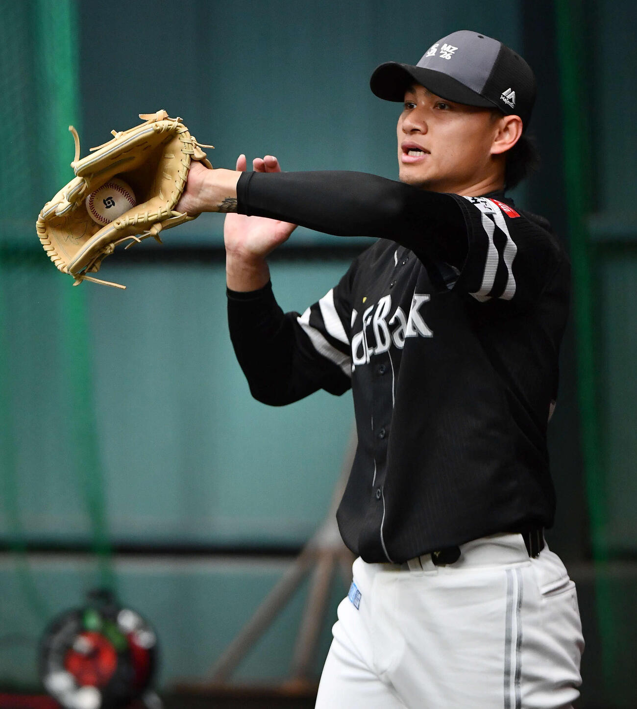 ブルペンでWBC球を使用するソフトバンク徐（撮影・岩下翔太）