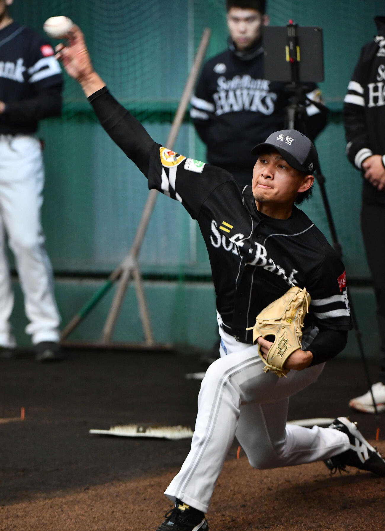 ブルペンで投げ込むソフトバンク徐（撮影・岩下翔太）
