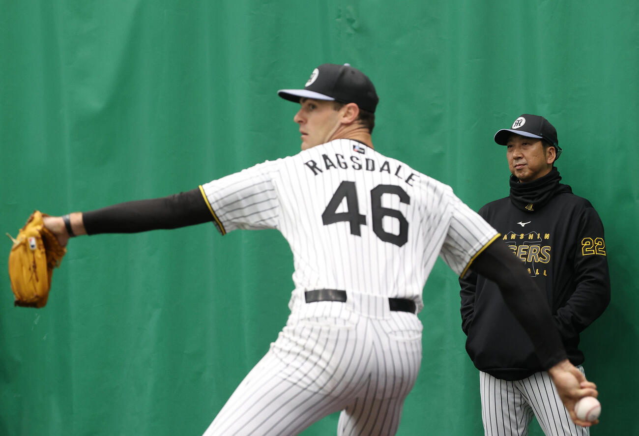 ブルペンで阪神ラグズデール（手前）の投球を見守る藤川監督（撮影・上山淳一）