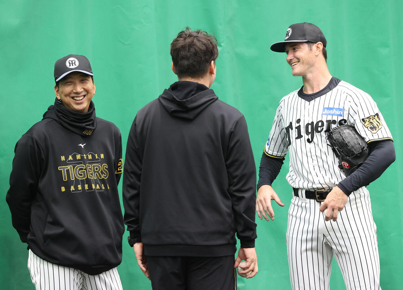 ブルペンで投球を終えた阪神ルーカス（右）と笑顔で話す藤川監督（撮影・上山淳一）