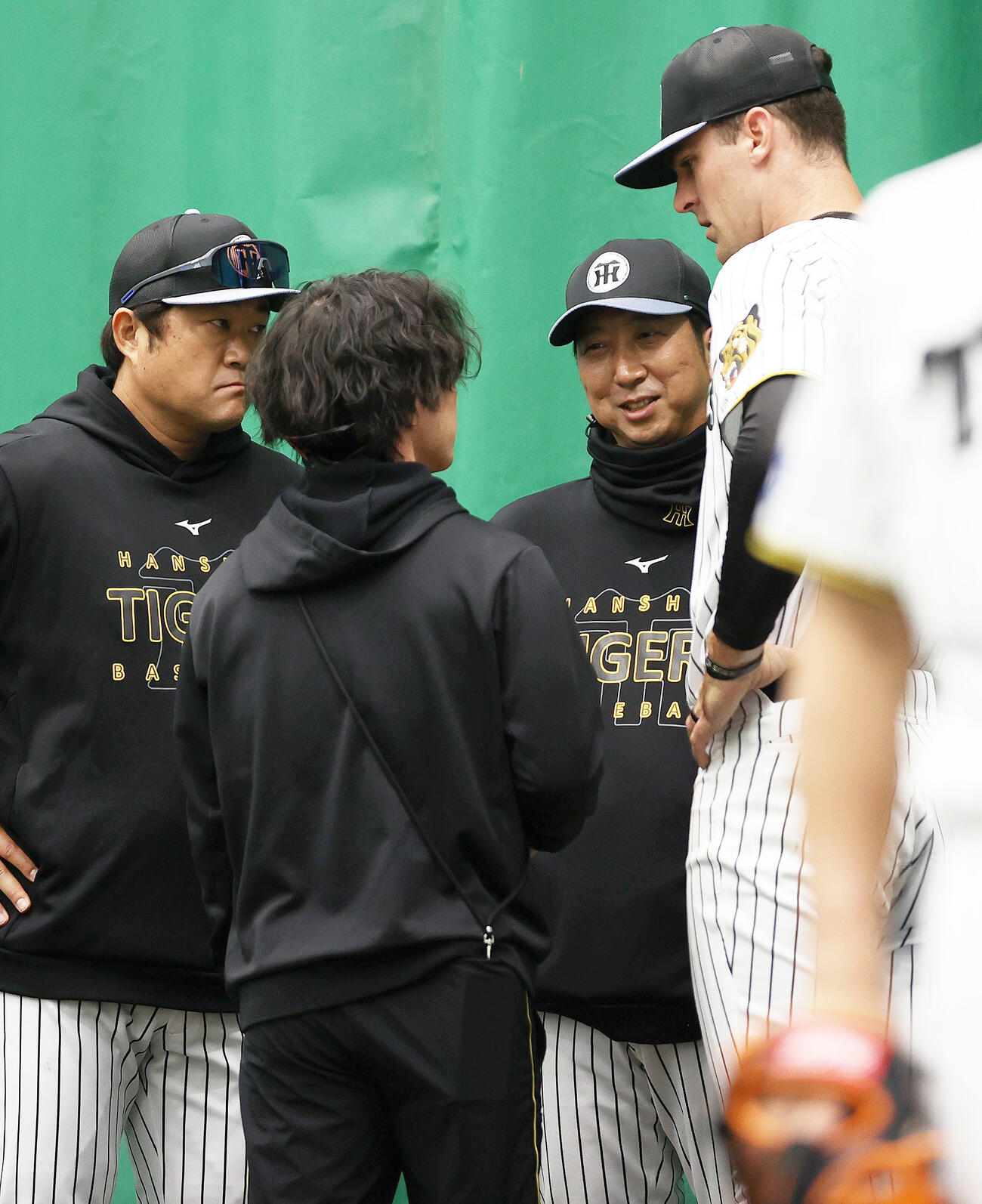 ブルペンで投球を終えた阪神ラグズデール（右）と笑顔で話す藤川監督（同2人目）。左は安藤投手チーフコーチ（撮影・上山淳一）