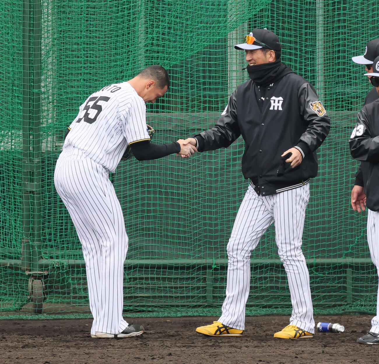 阪神能登（左）はシート打撃練習登板を終え藤川監督と握手する（撮影・加藤哉）