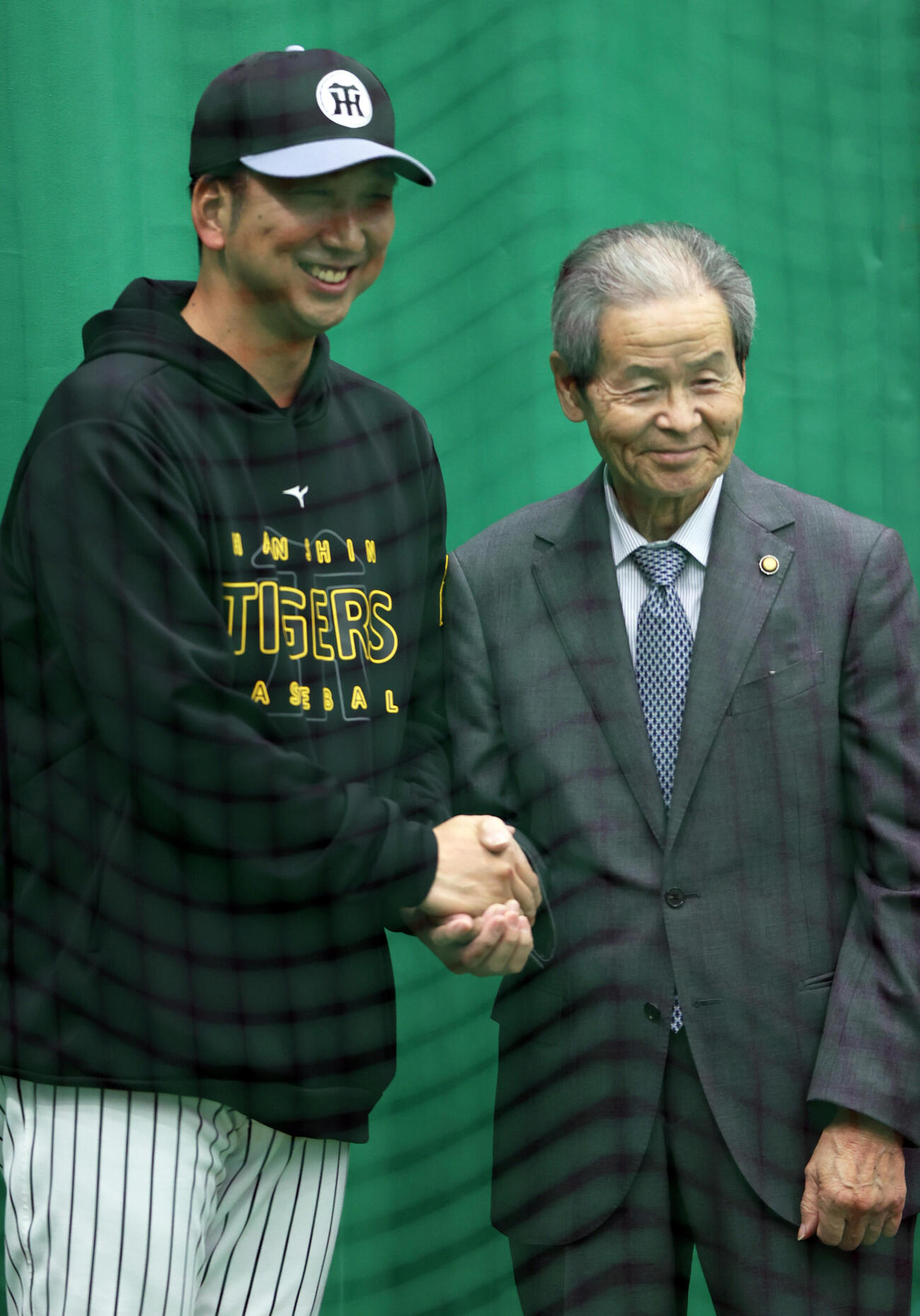 八木沢氏（右）と握手をかわす阪神藤川監督（撮影・上山淳一）