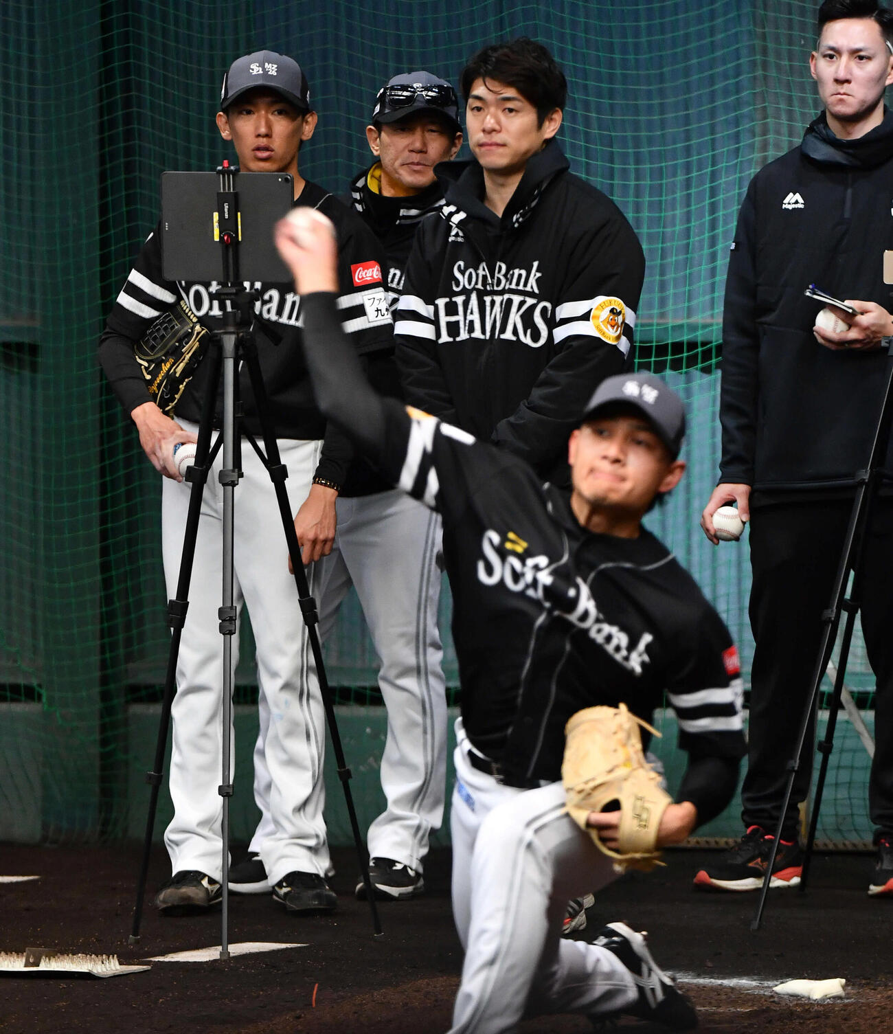 ブルペンで徐（手前）の投球を見つめるソフトバンク大津（左端）（撮影・岩下翔太）