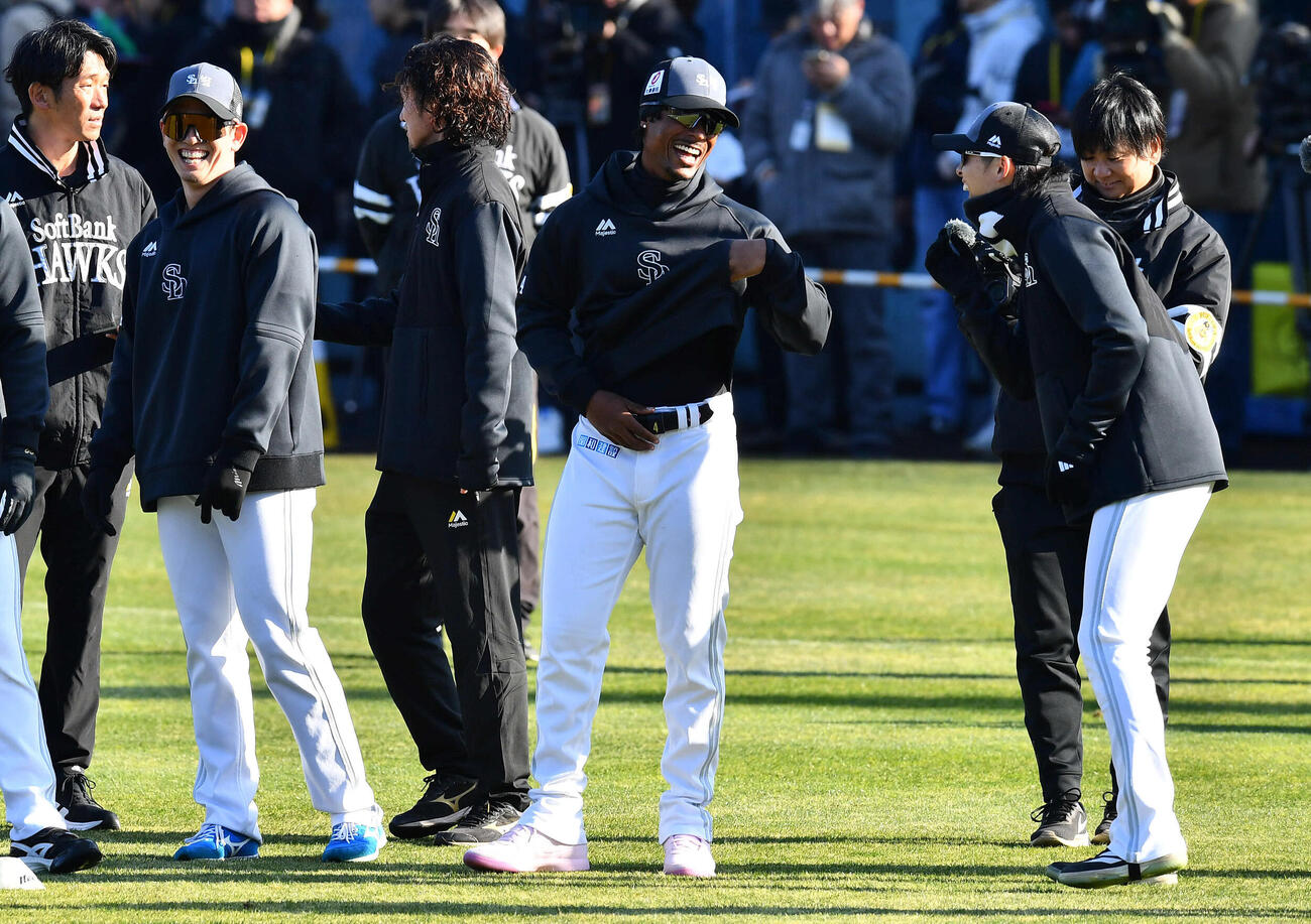 宮崎キャンプに合流したソフトバンクのダウンズ（中央）は、栗原（左から2人目）、周東（右から2人目）と談笑する（撮影・岩下翔太）
