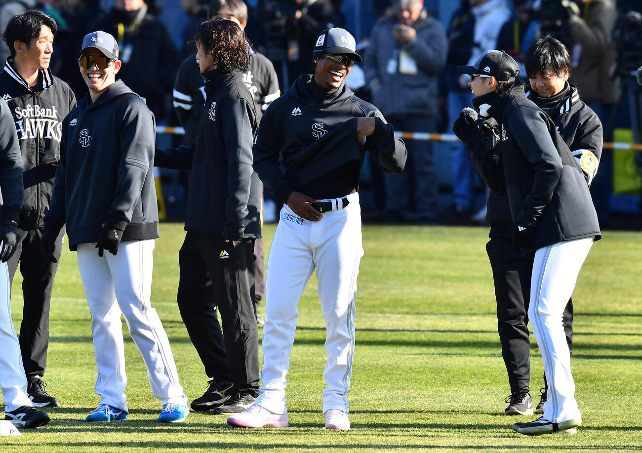 宮崎キャンプに合流したソフトバンクのダウンズ（中央）は、栗原（左から2人目）、周東（右から2人目）と談笑する（撮影・岩下翔太）