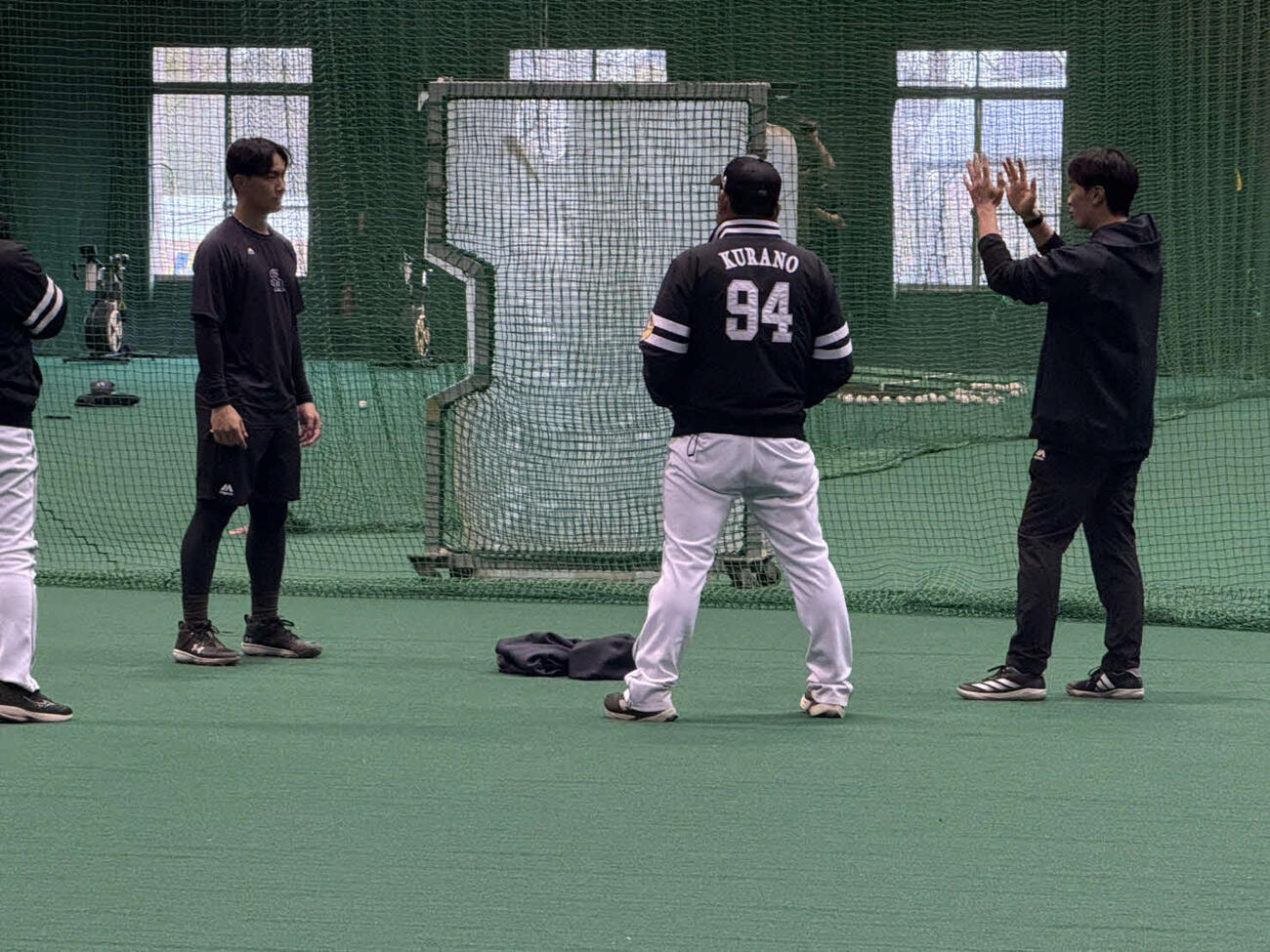 ソフトバンク和田球団アドバイザー（右）は前田悠（右から3番目）に指導する。中央は倉野チーフ投手コーチ