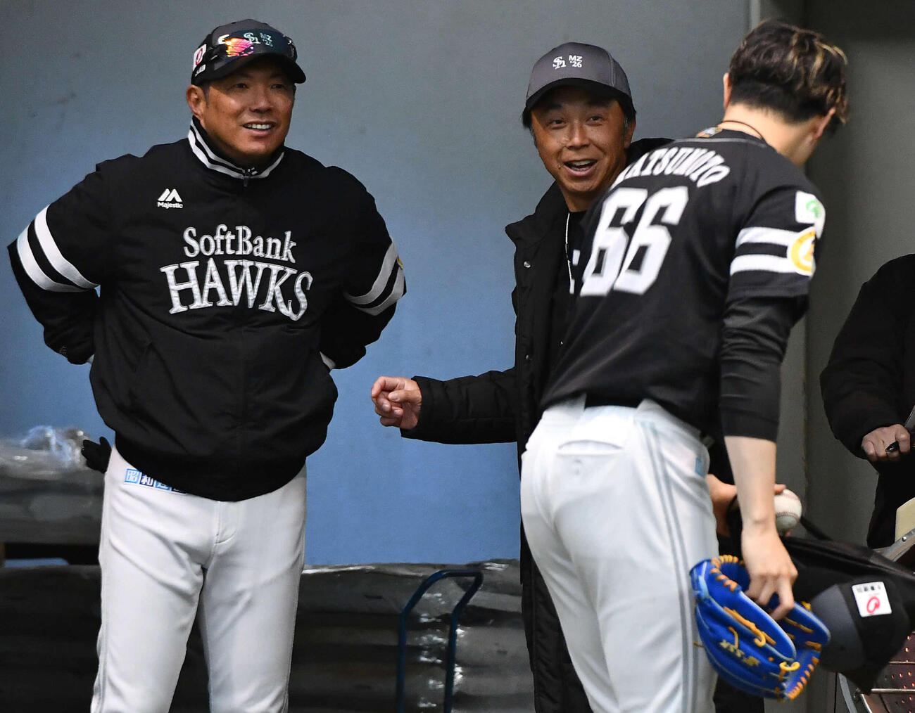 ブルペンで投球を終えたソフトバンク松本裕（右）にあいさつされ、笑顔で話す宮本慎也氏（中央）。左は小久保監督（撮影・岩下翔太）