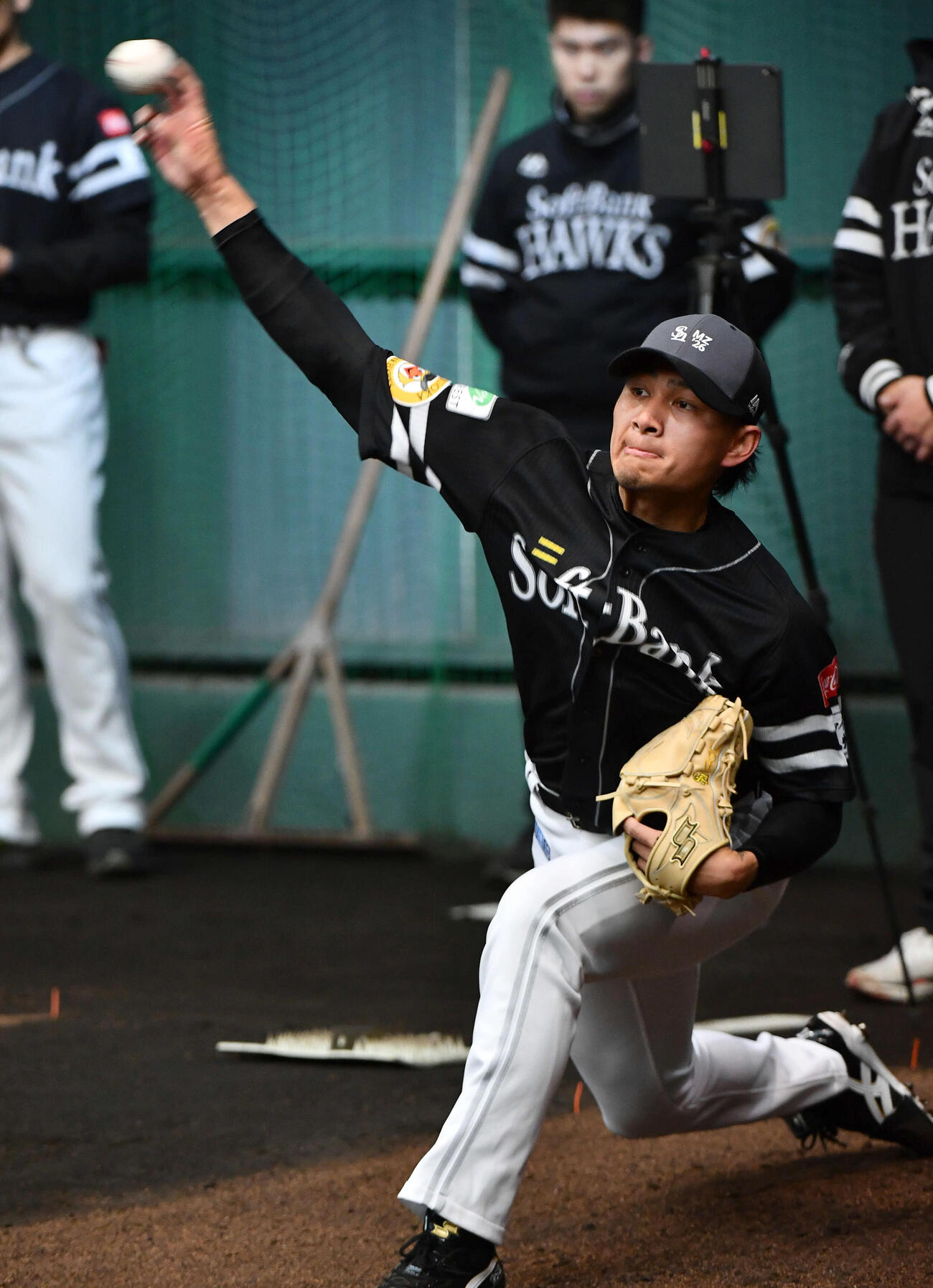ブルペンで投げ込むソフトバンク徐（撮影・岩下翔太）