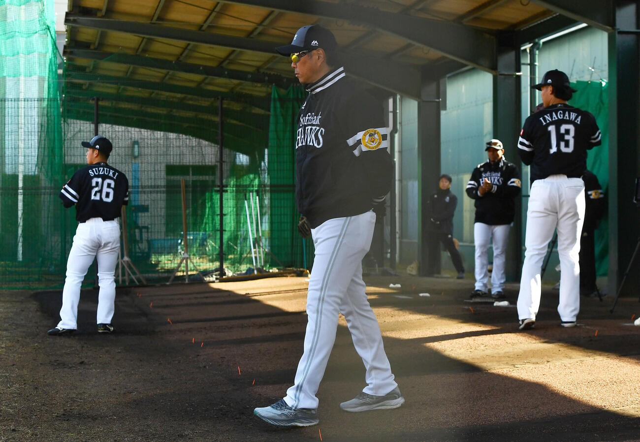 ブルペンで稲川（右）、鈴木豪（左）ら投手陣を視察するソフトバンク小久保監督（撮影・岩下翔太）