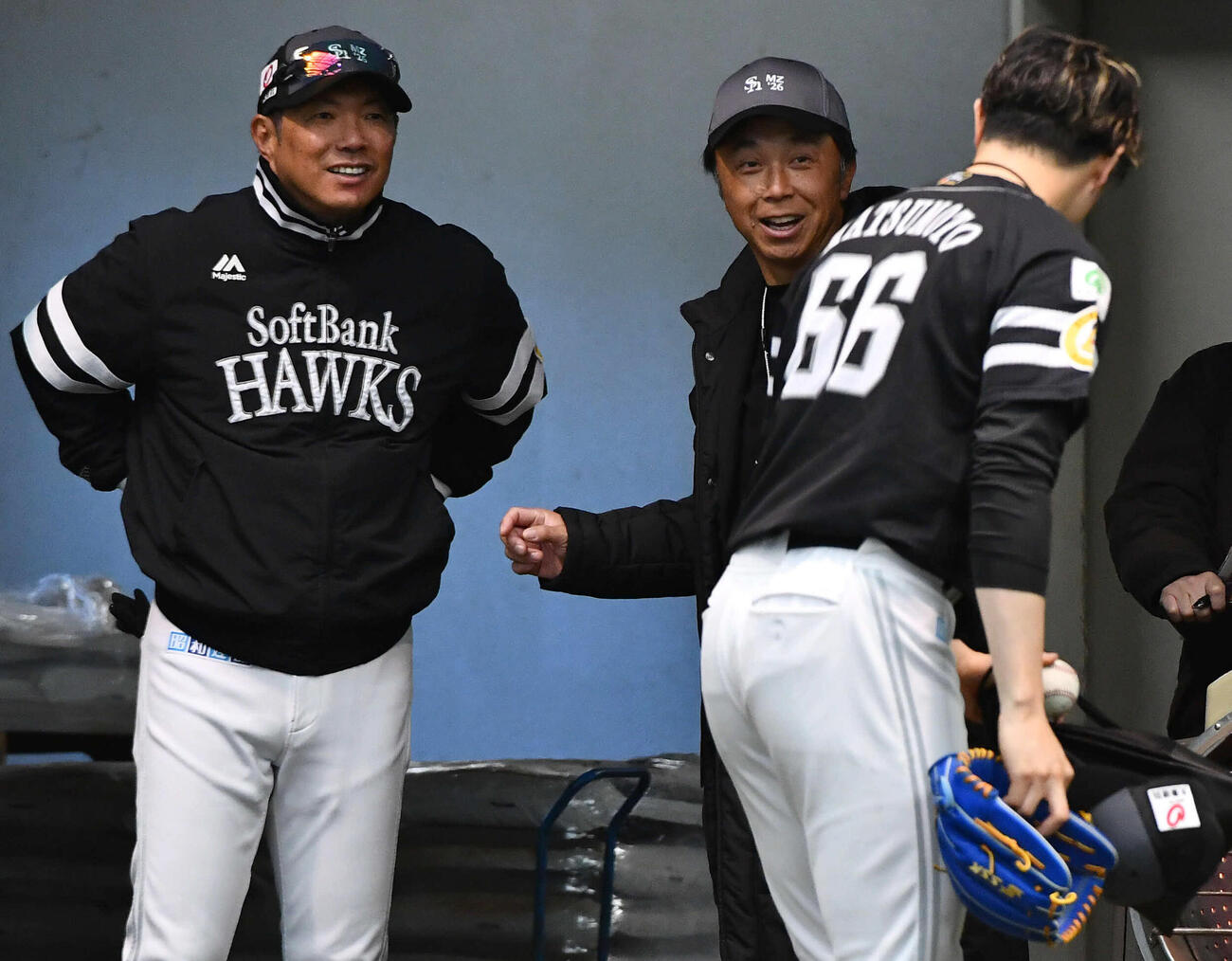 ブルペンで投球を終えたソフトバンク松本裕（右）にあいさつされ、笑顔で話す宮本慎也氏（中央）。左は小久保監督（撮影・岩下翔太）