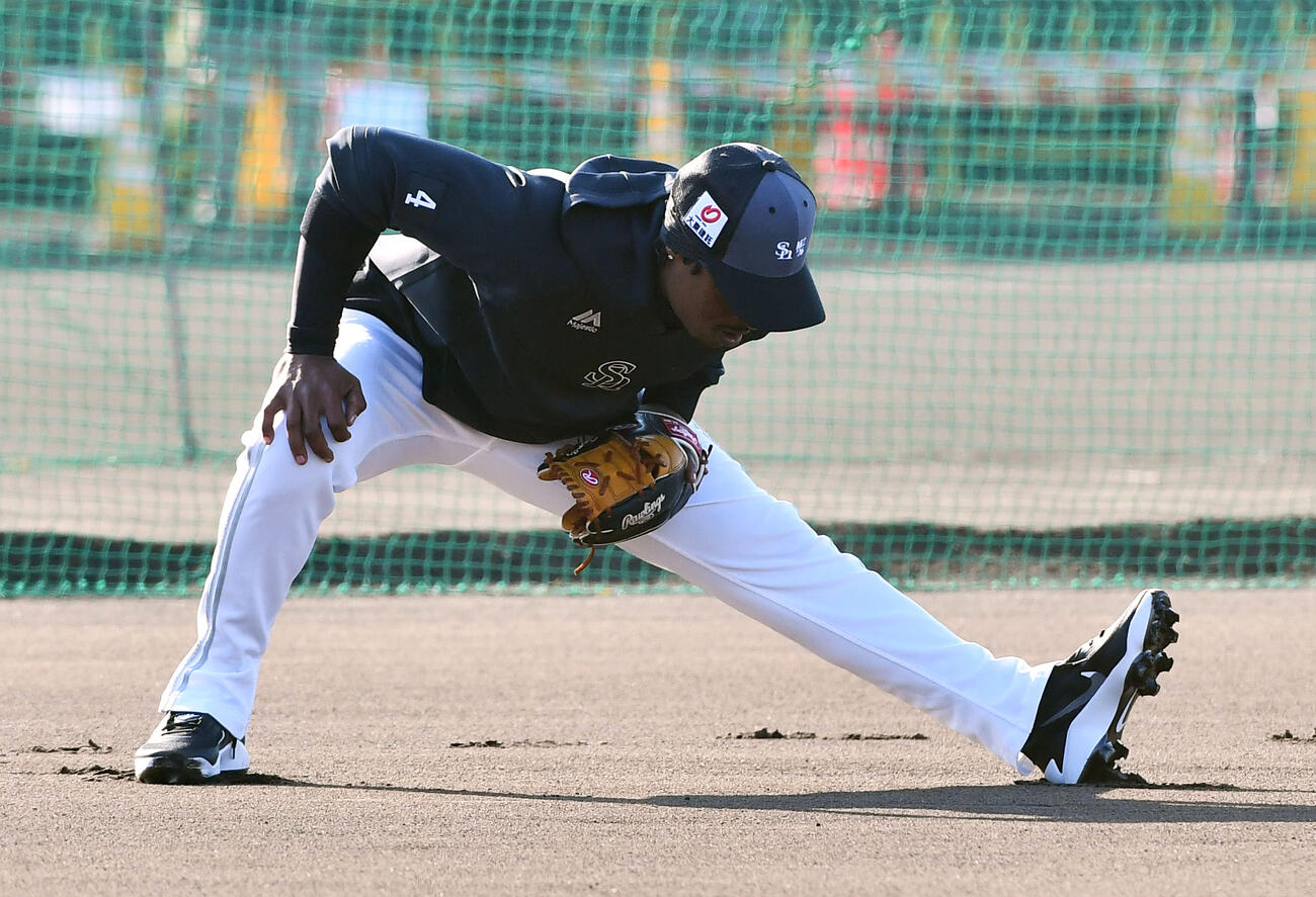 ノック開始前、守備位置につきストレッチするソフトバンクのダウンズ（撮影・岩下翔太）