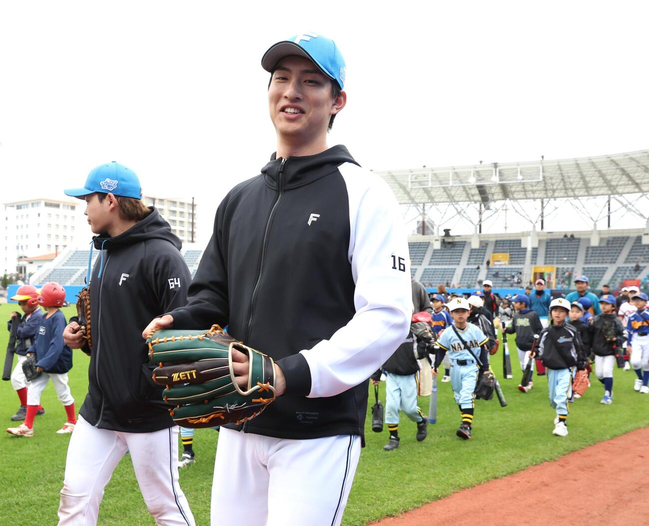 少年野球教室に参加する日本ハム達（撮影・黒川智章）