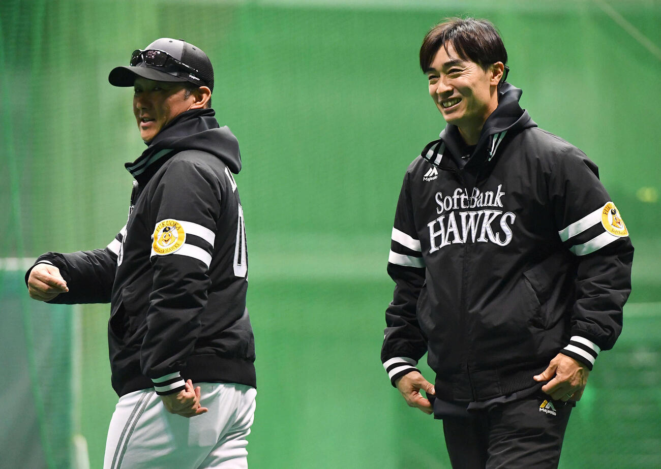 川越コーディネーター（左）と談笑するソフトバンク和田アドバイザー（撮影・岩下翔太）