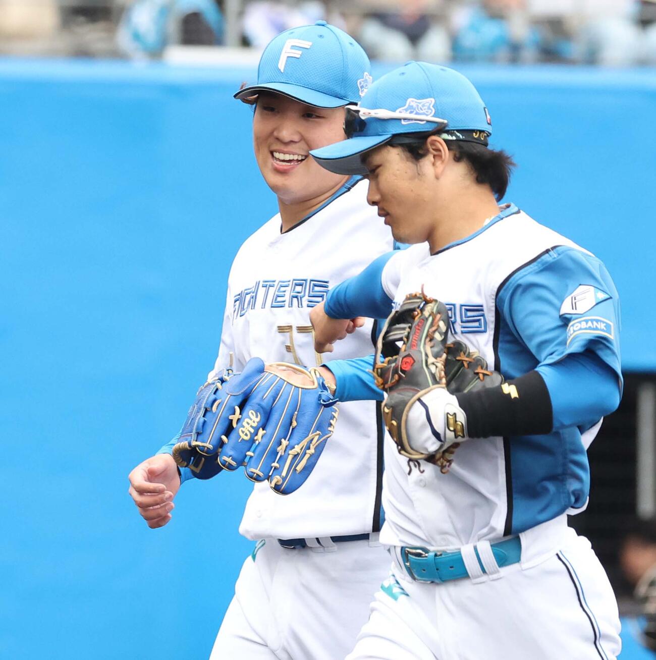 日本ハム紅白戦　1回表、無失点に抑え笑顔の古林睿煬（左）（撮影・黒川智章）