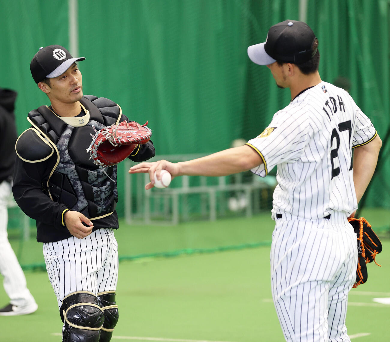 ブルペンで阪神伊藤将（右）と話す坂本（撮影・上山淳一）