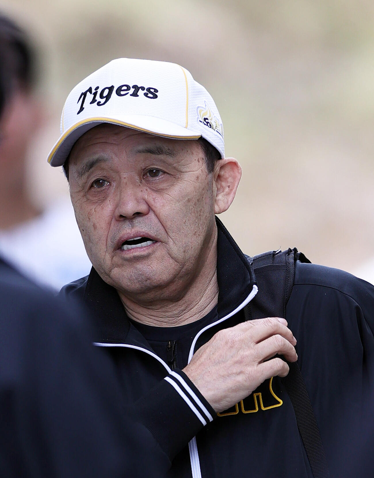 宜野座を視察する阪神岡田オーナー付顧問（撮影・上山淳一）