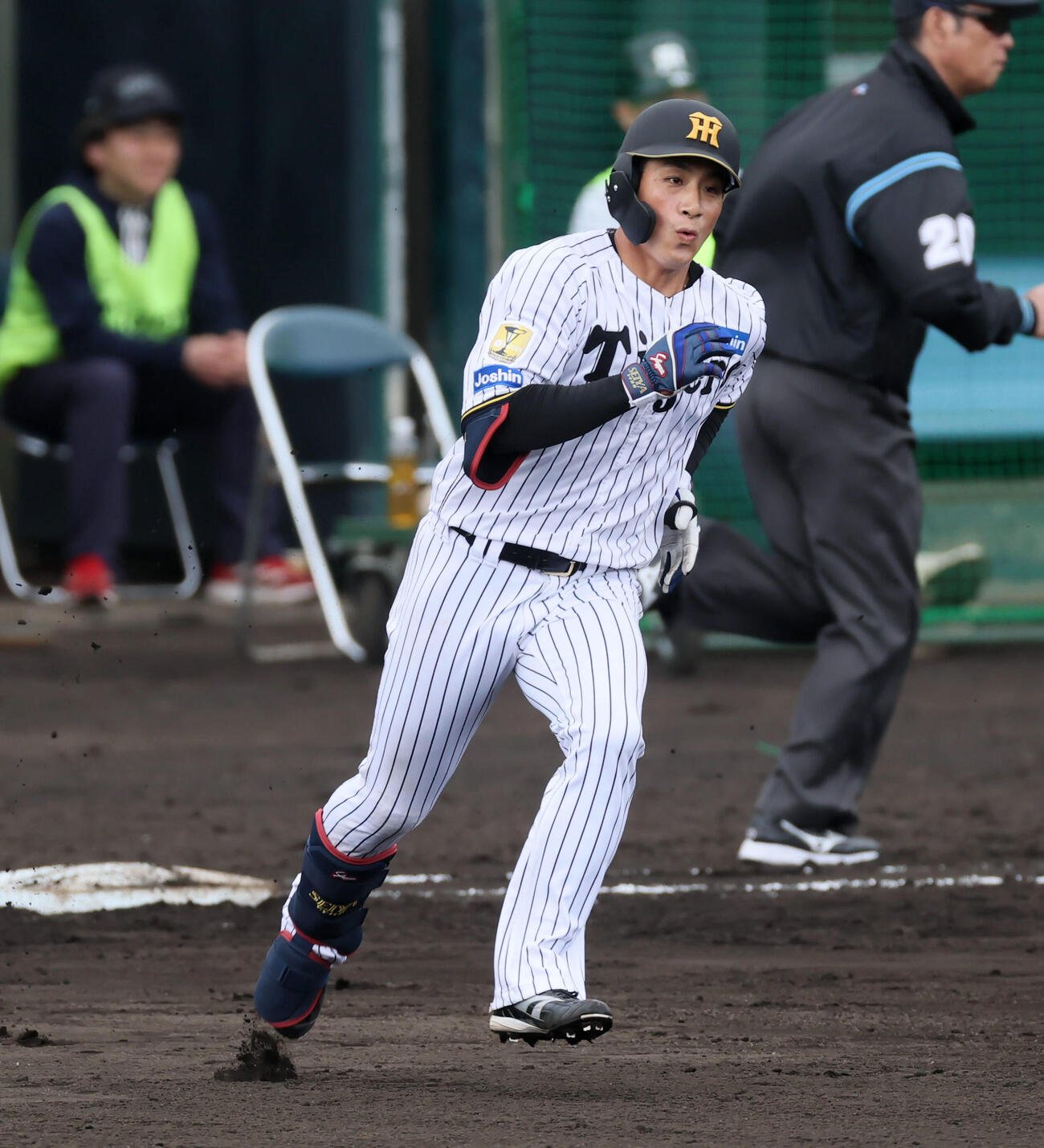 シート打撃練習で左中間越え二塁打を放つ木浪（撮影・加藤哉）