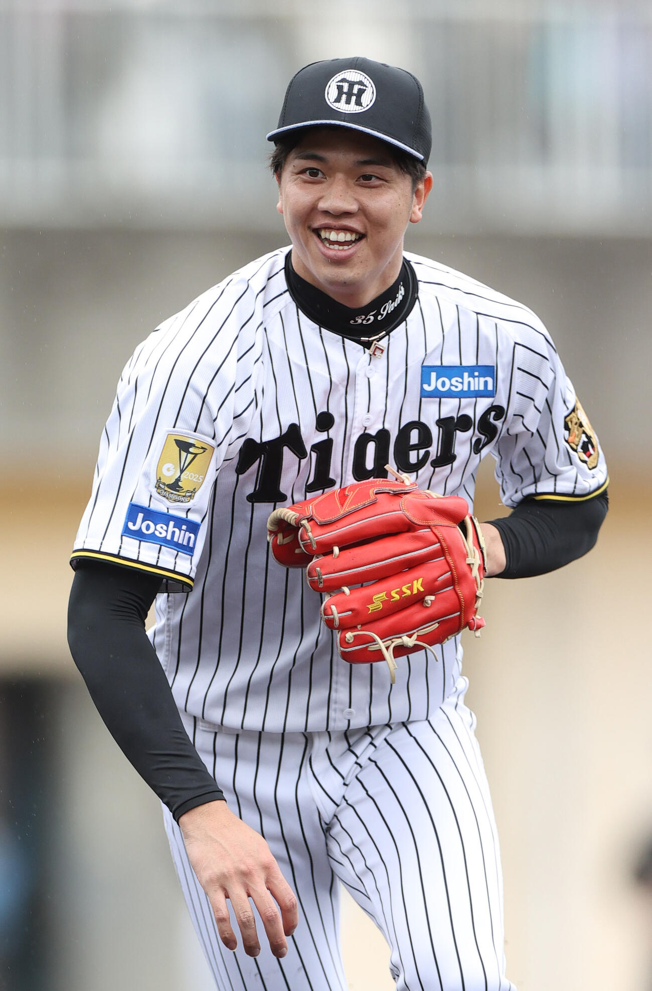 リラックスした表情で投内連係する阪神才木（撮影・上山淳一）