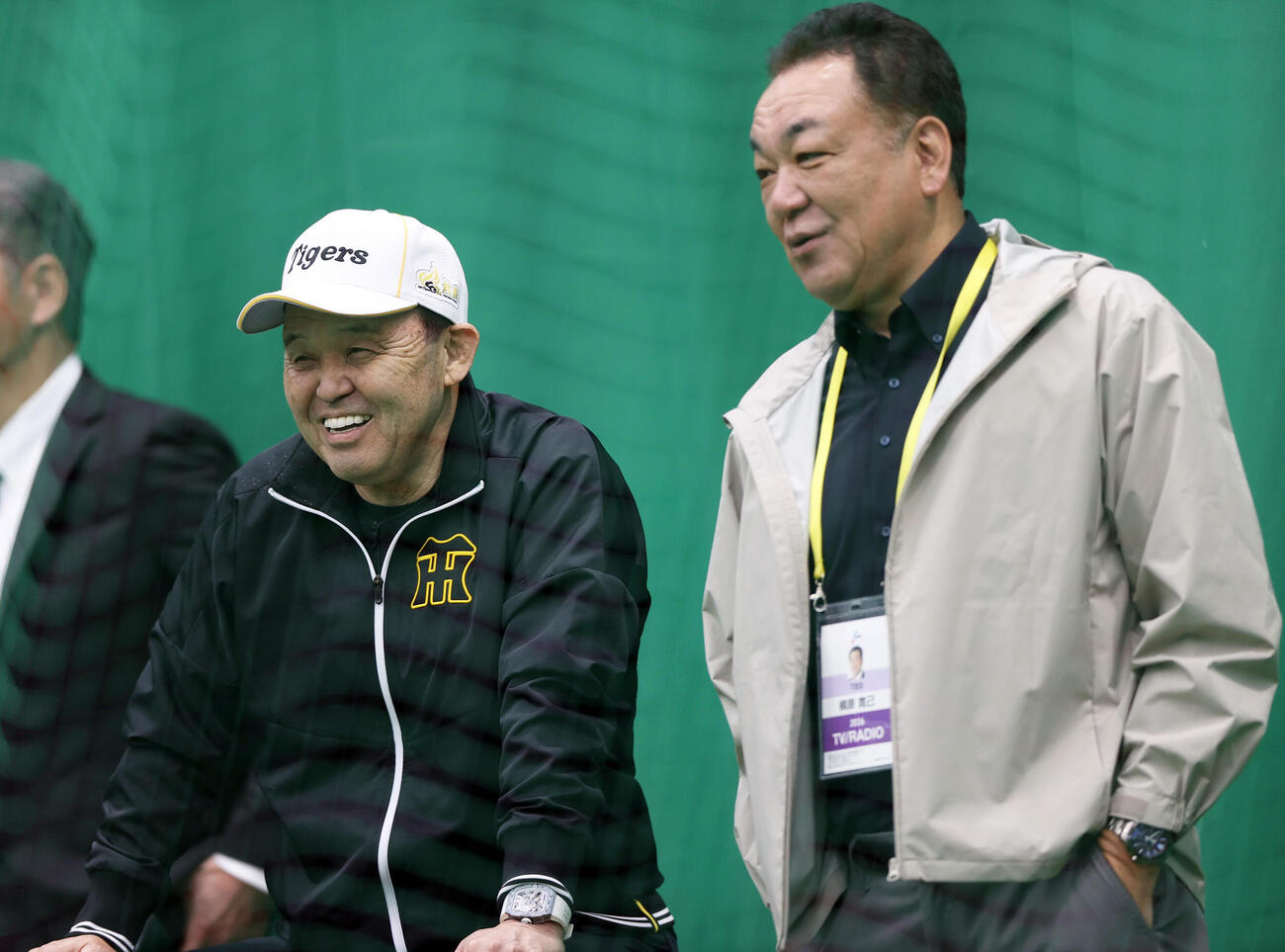 宜野座のブルペンを視察する阪神岡田オーナー付顧問（左）と槙原氏（撮影・上山淳一）