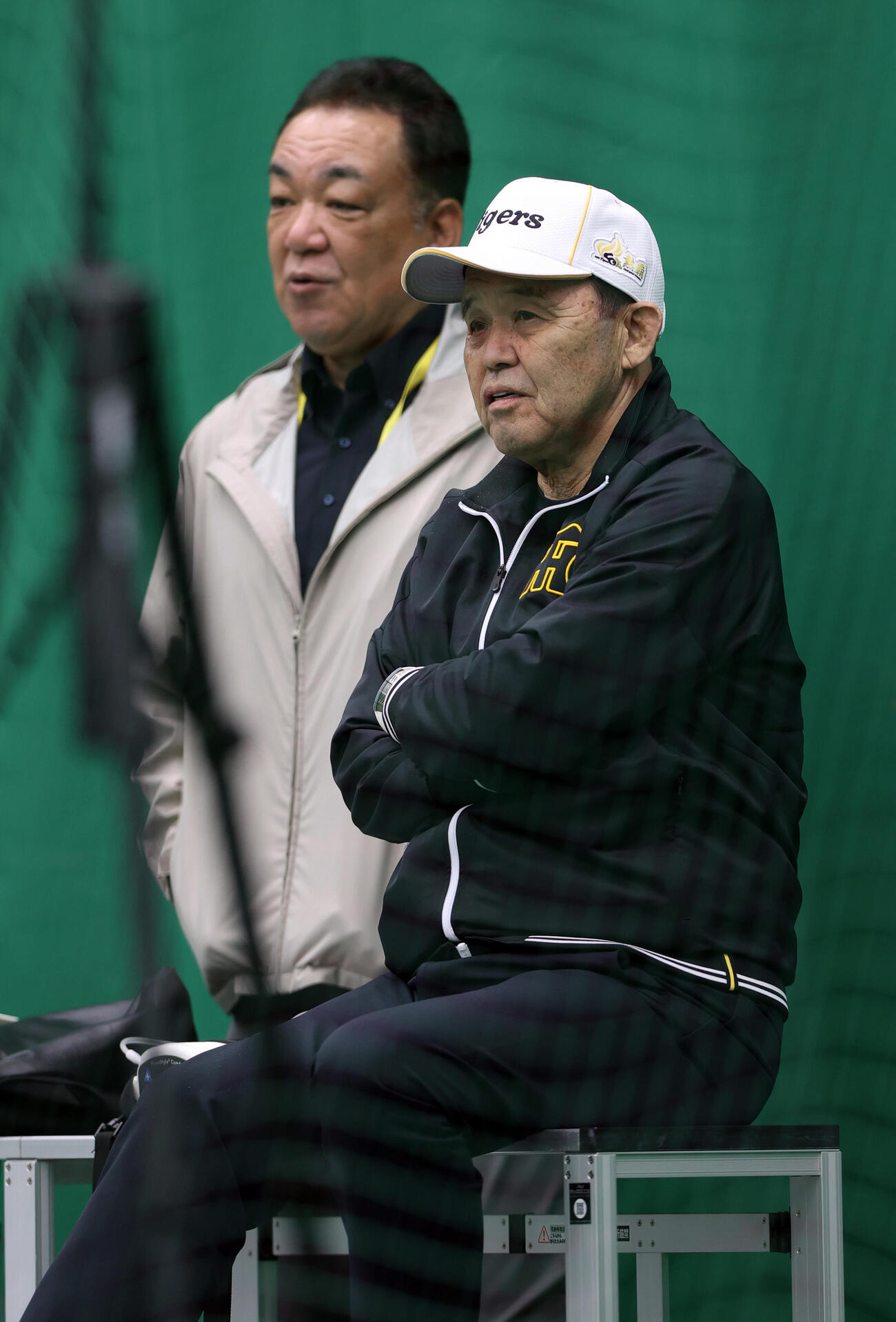 宜野座のブルペンを視察する阪神岡田オーナー付顧問（手前）と槙原氏（撮影・上山淳一）