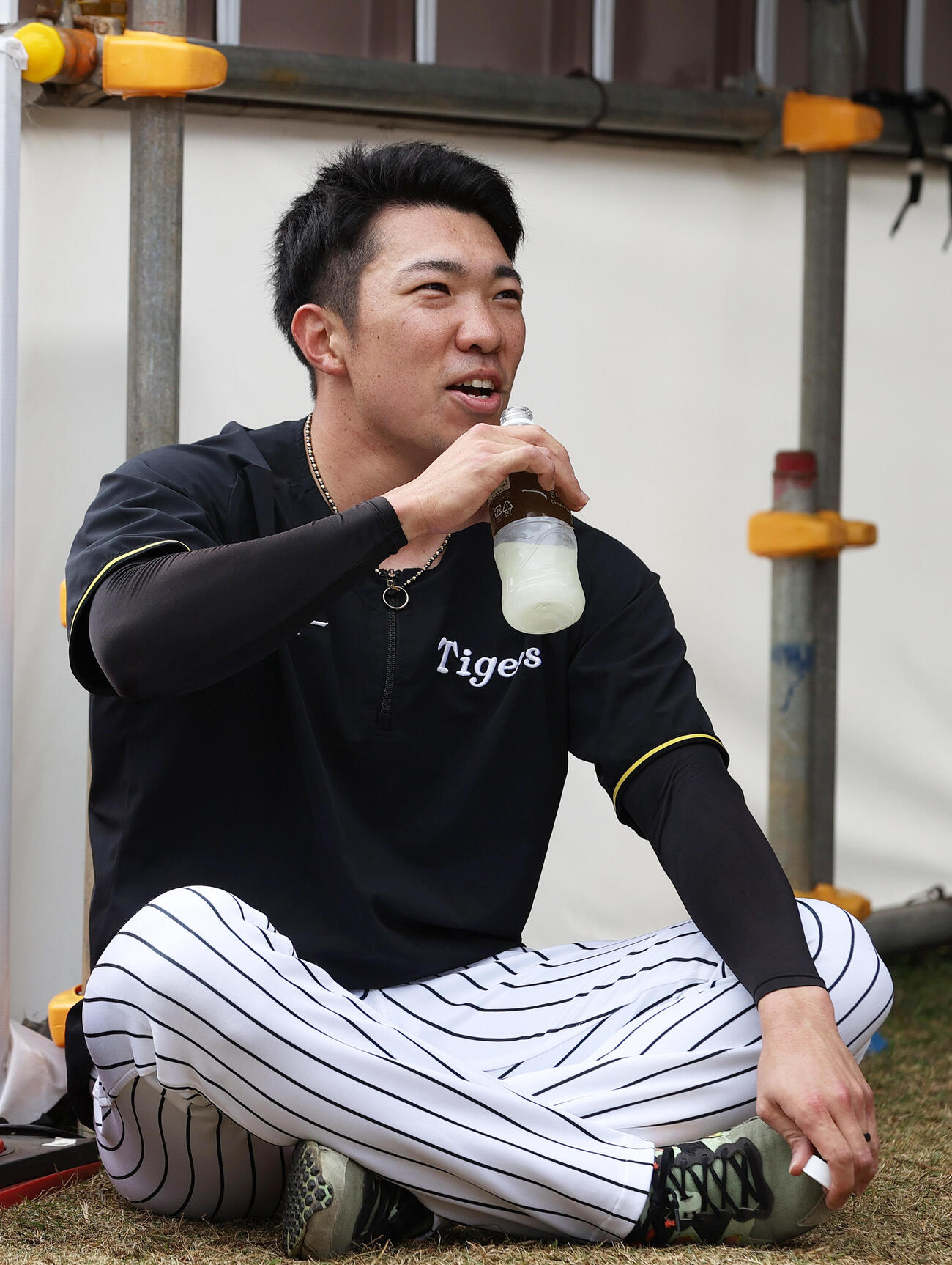 めんそー路を走り込んだ阪神石井は水分補給する（撮影・上山淳一）