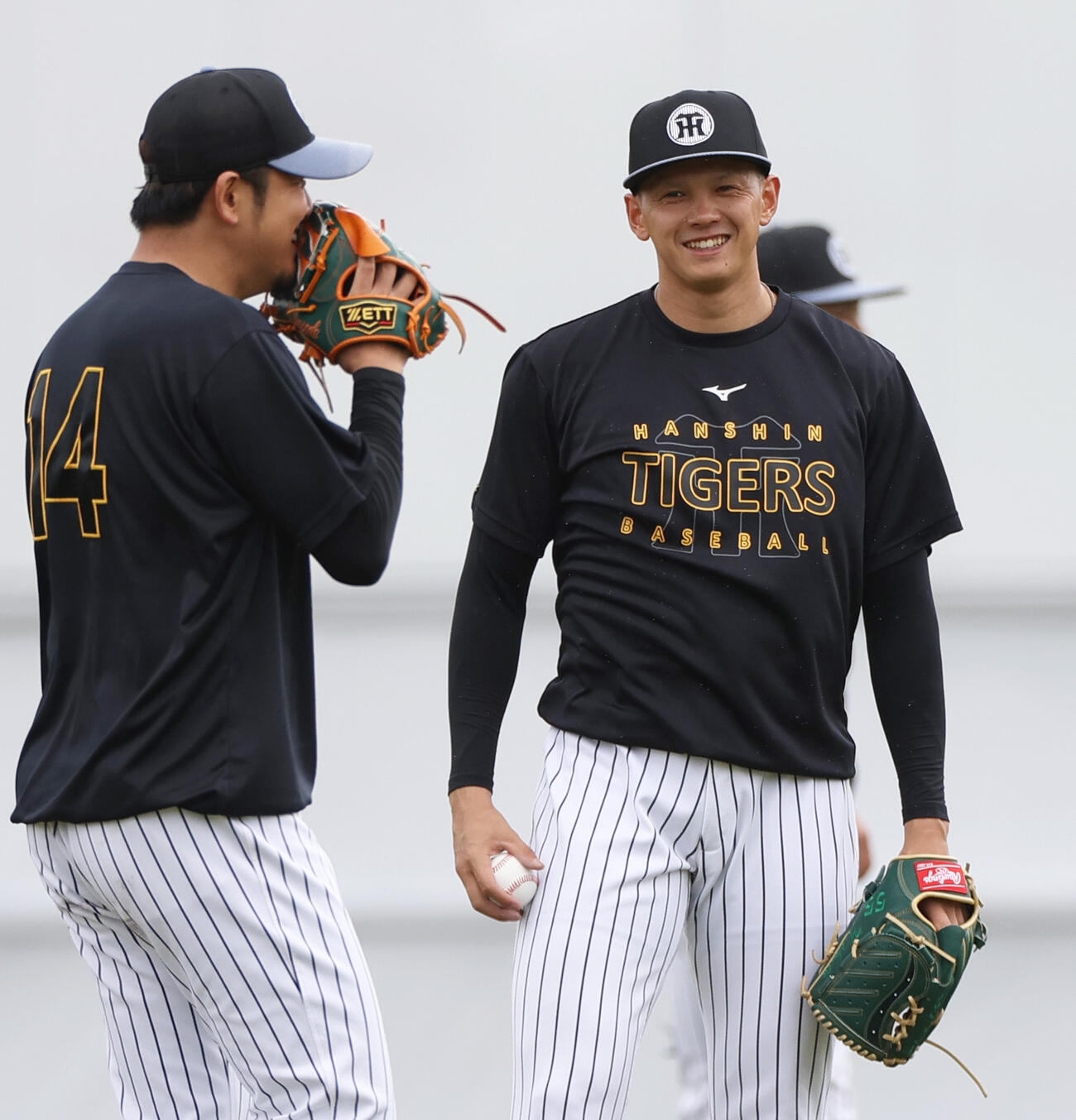 阪神岩貞（左）と笑顔で話す能登（撮影・上山淳一）
