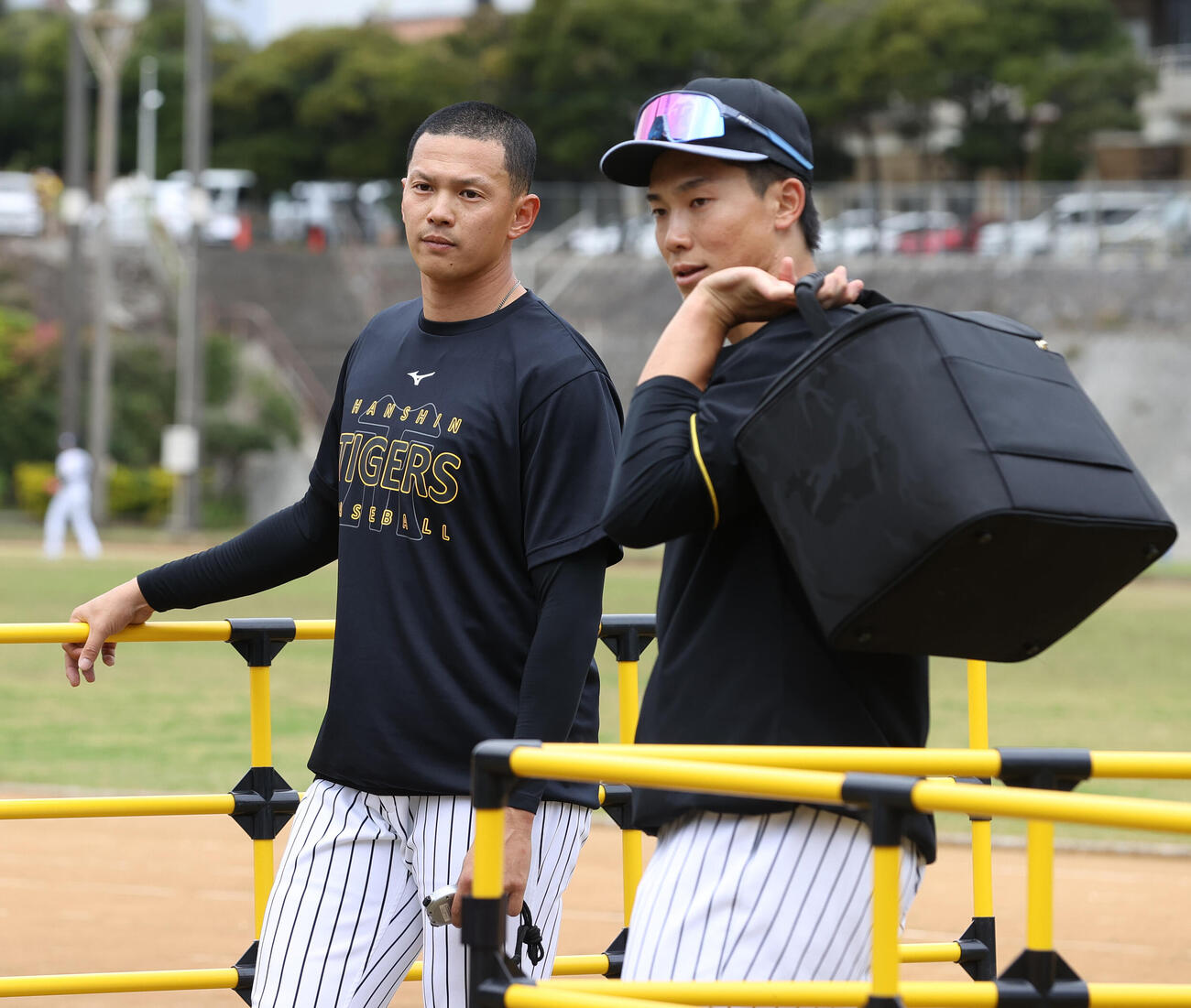 サブグラウンドで汗を流す阪神能登（左）と湯浅（撮影・上山淳一）