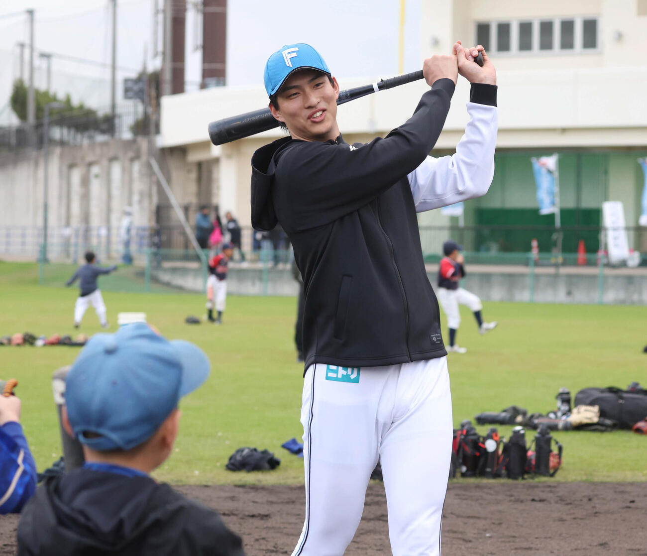 少年野球教室でめったにしない素振りを披露する日本ハム達（撮影・黒川智章）