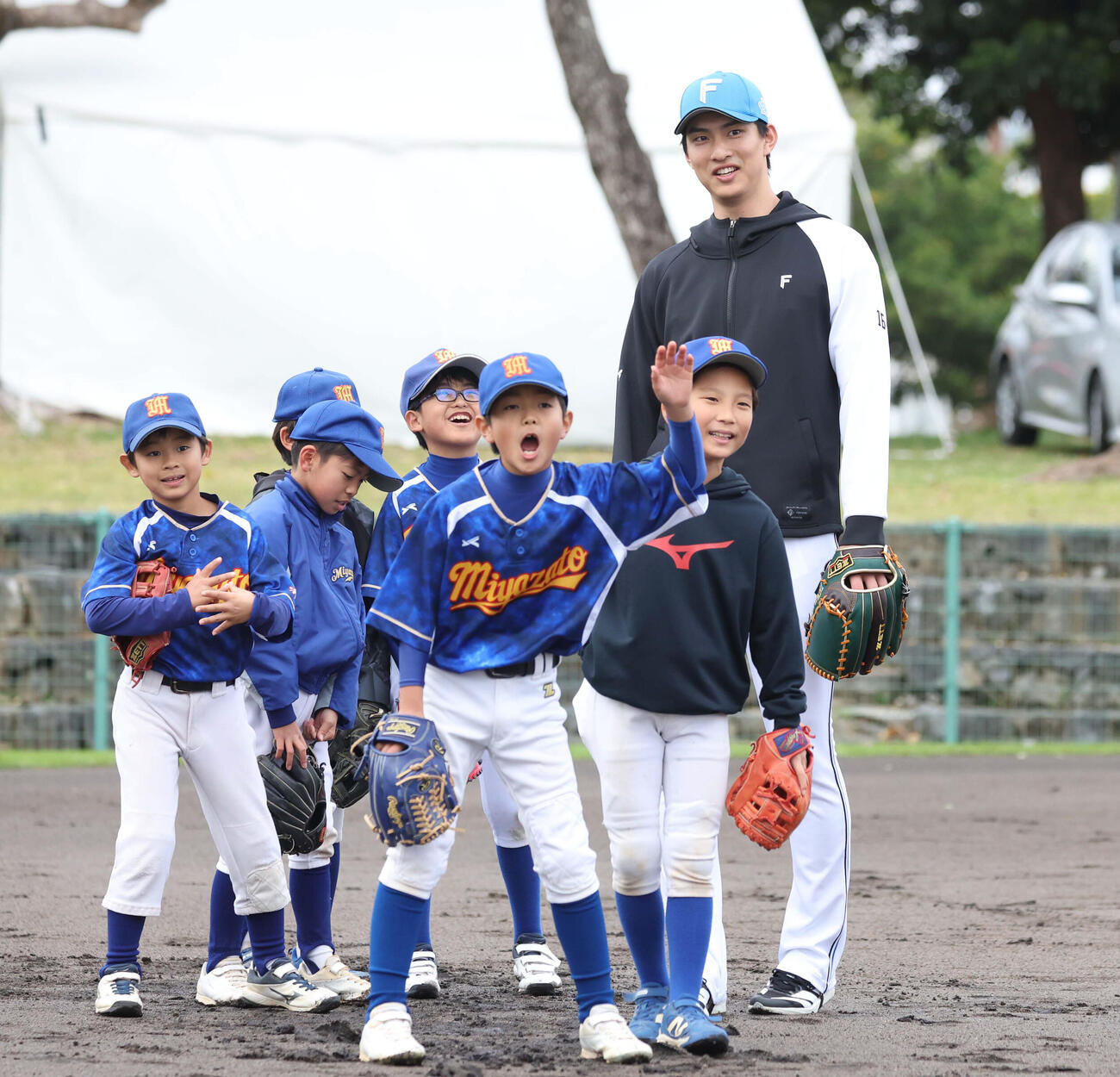 少年野球教室で子どもたちを見る日本ハム達（撮影・黒川智章）