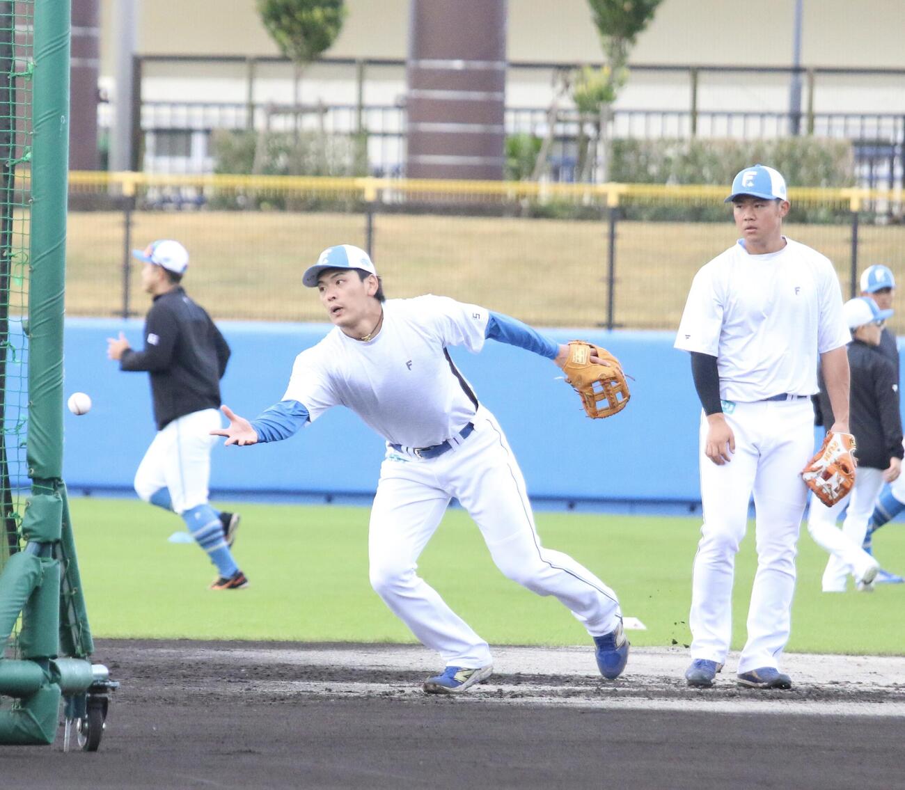 早出特守を行う日本ハム野村、右は谷内内野守備走塁コーチ