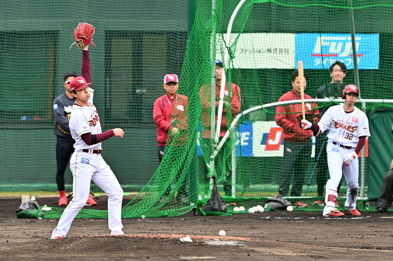 ライブBPをする楽天荘司（左）は中島の打球にグラブを伸ばす（撮影・滝沢徹郎）