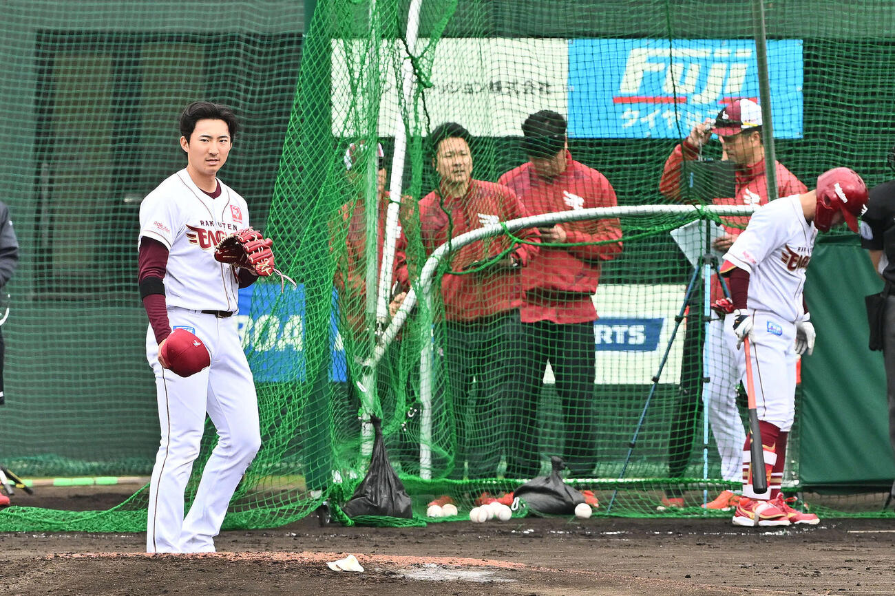 ライブBP終えた楽天荘司（手前）（撮影・滝沢徹郎）