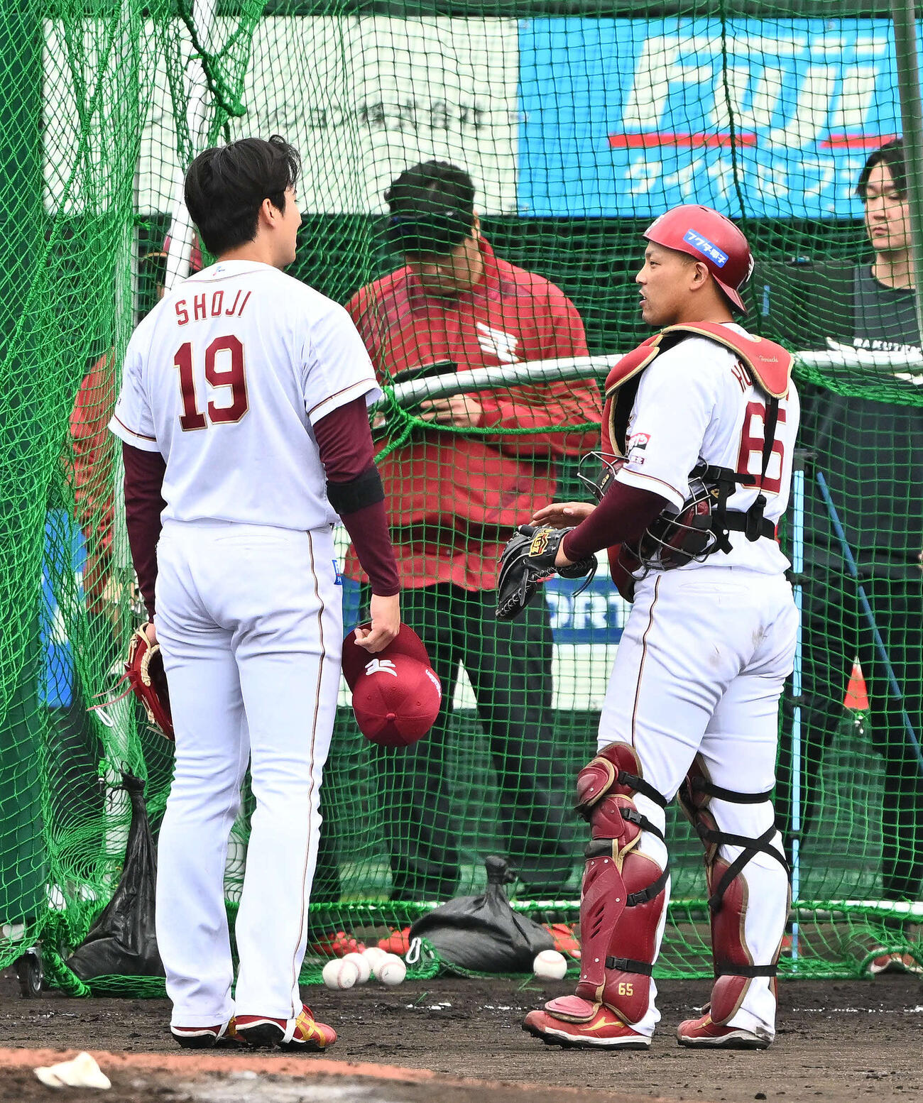 ライブBP終えた楽天荘司（左）は堀内と話す（撮影・滝沢徹郎）