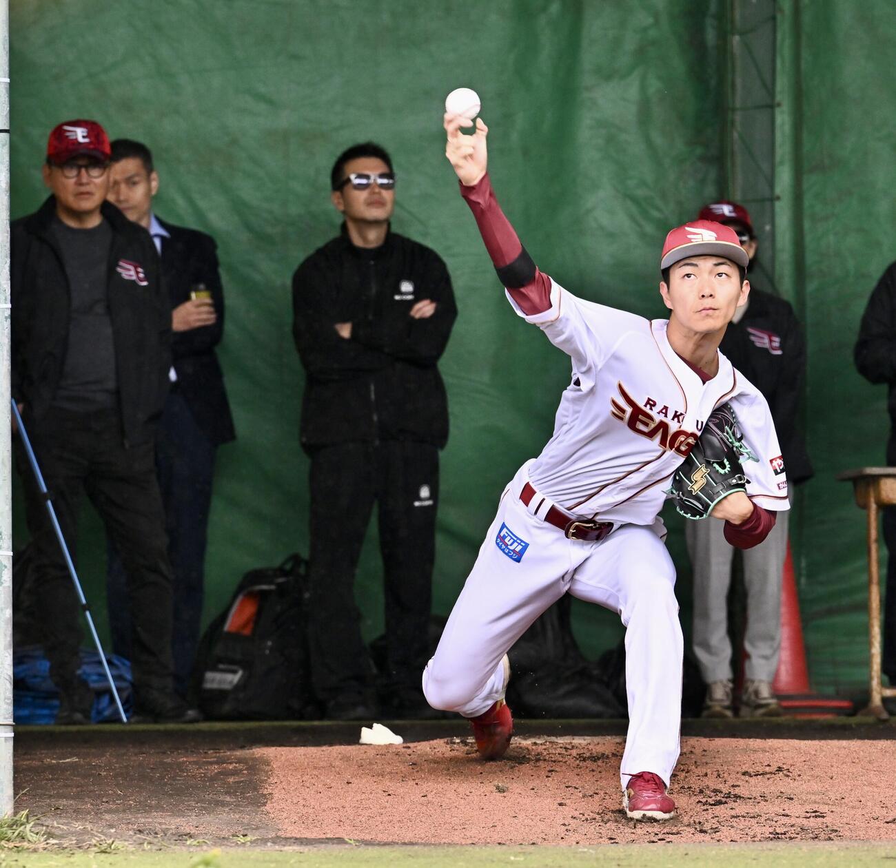 ブルペンで投球練習をする楽天藤原。左は三木谷オーナー（撮影・滝沢徹郎）