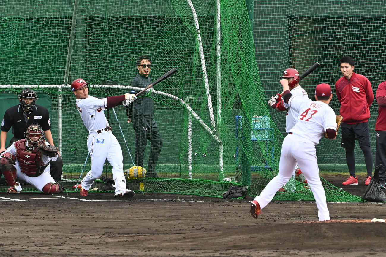 ライブBPで安打性の打球を放つ楽天村林。投手藤井（撮影・滝沢徹郎）