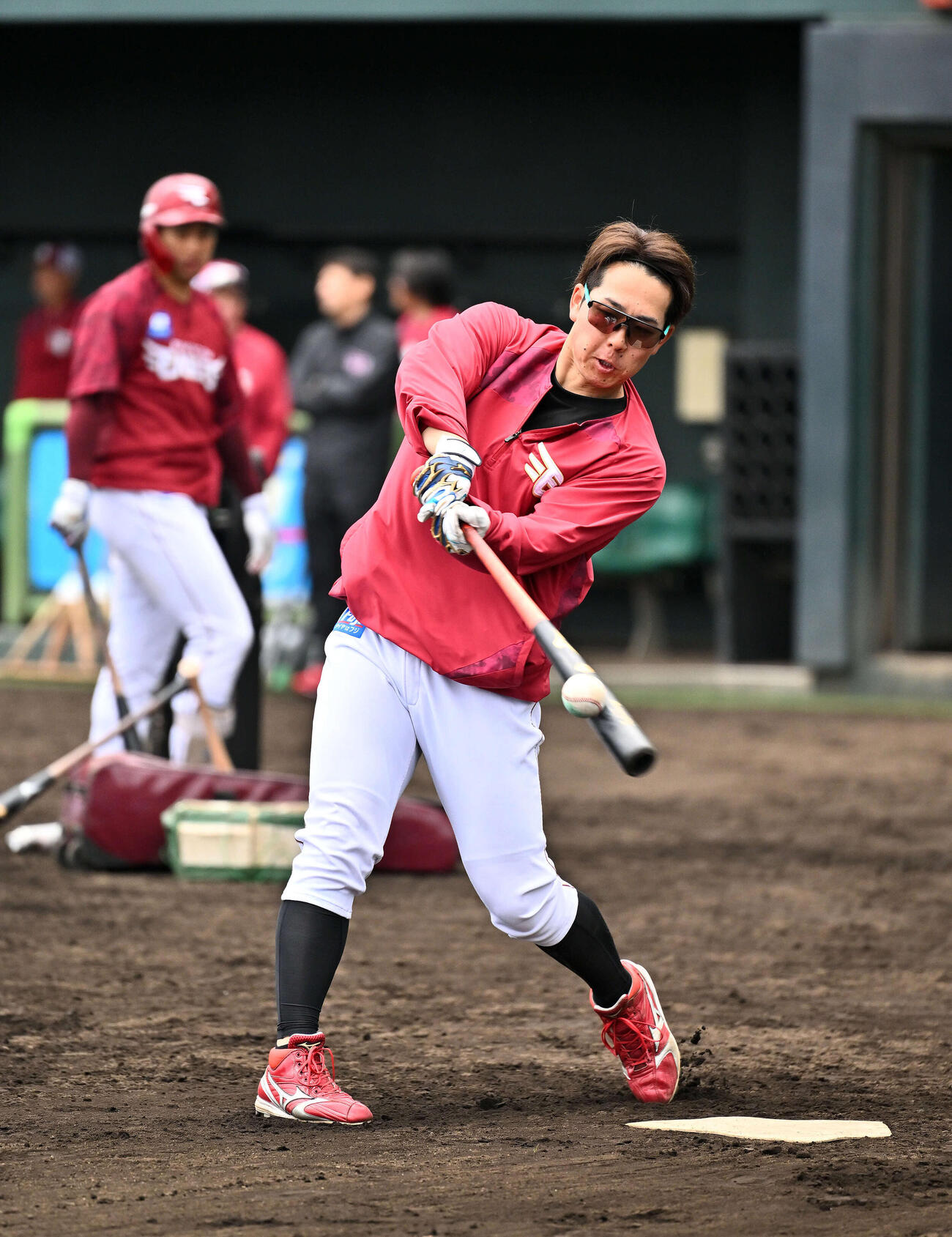 居残りのロングティーをする楽天鈴木大（撮影・滝沢徹郎）