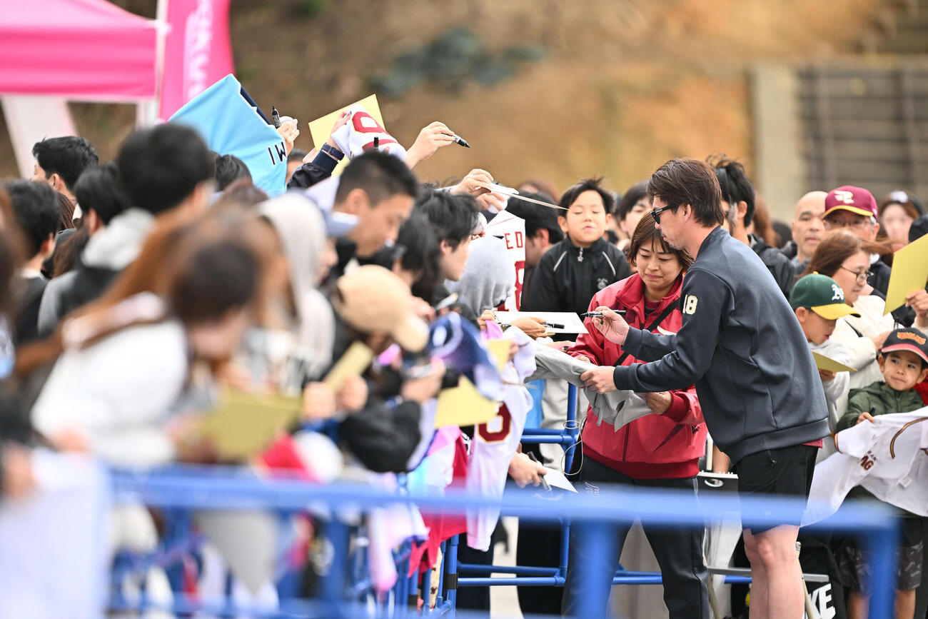 ファンのサインに応じる楽天前田健（撮影・滝沢徹郎）