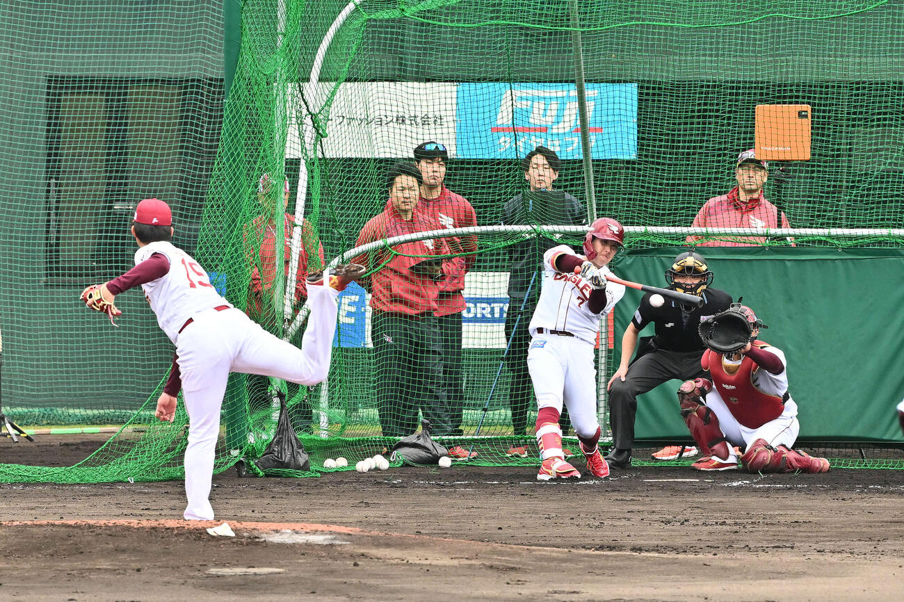 ライブBPで安打性の打球を放つ楽天鈴木大。投手荘司（撮影・滝沢徹郎）