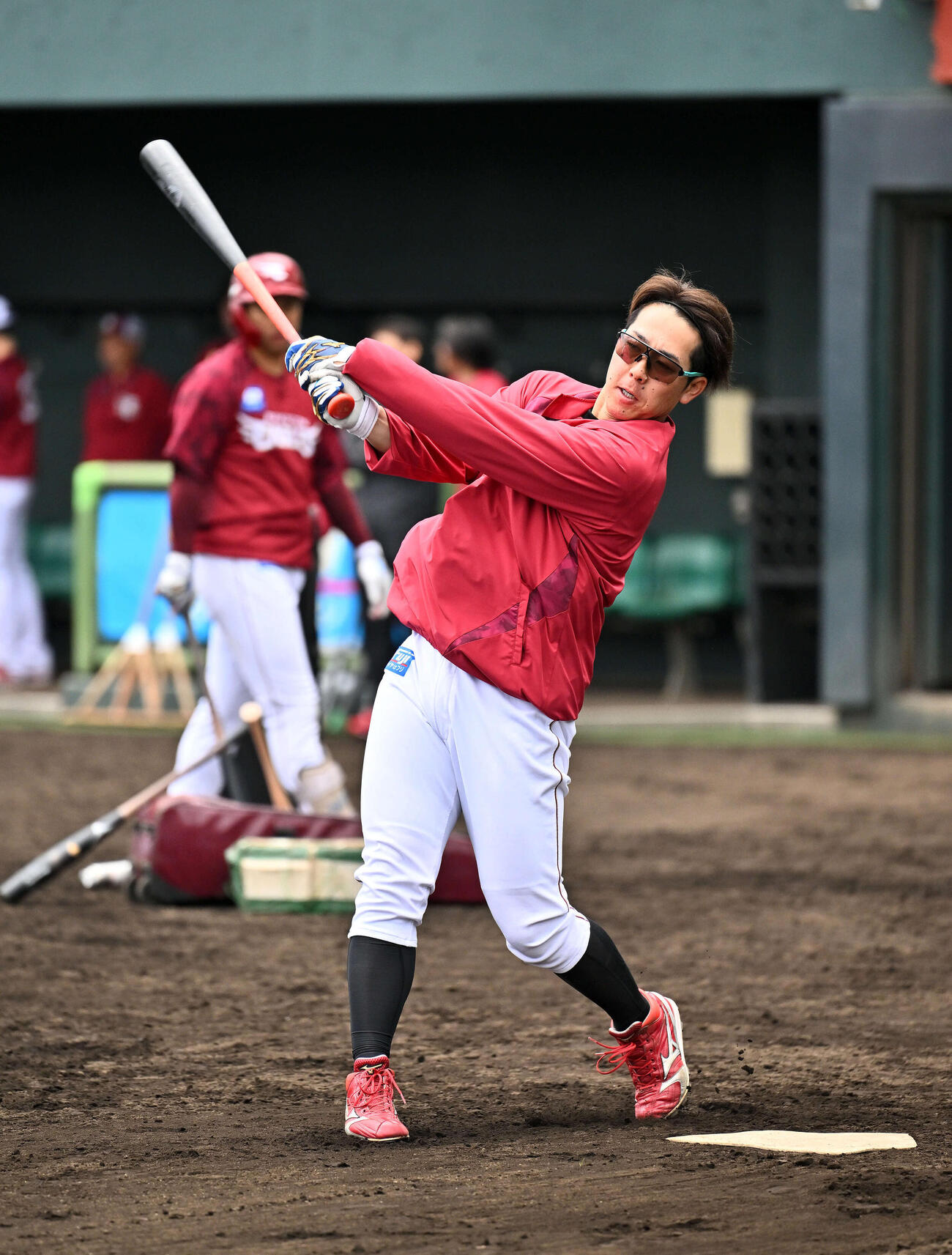居残りのロングティーをする楽天鈴木大（撮影・滝沢徹郎）