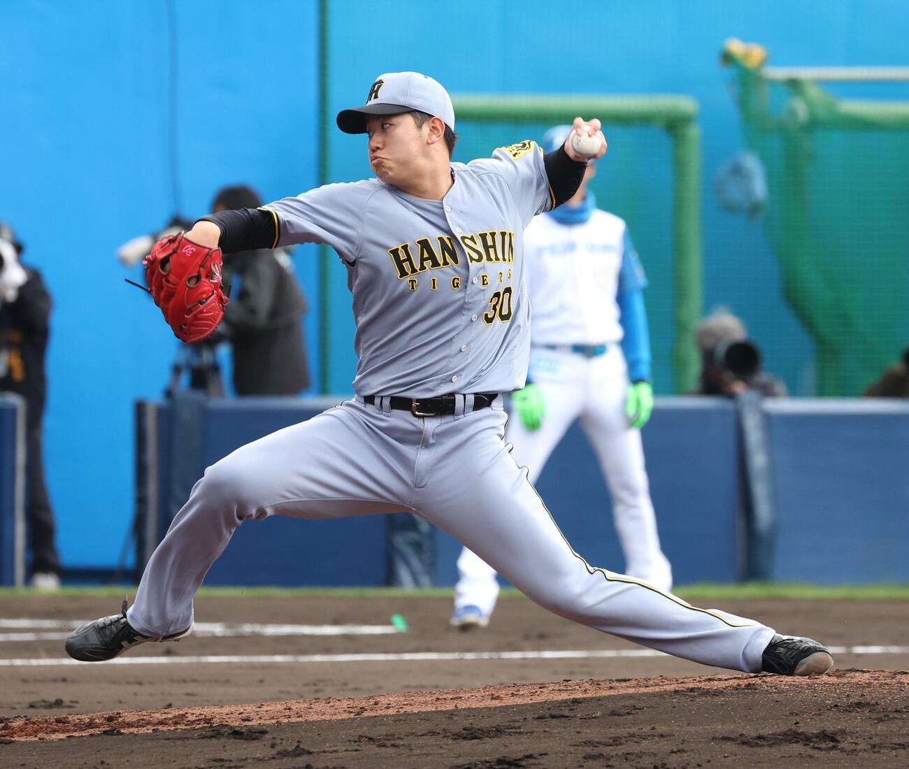 日本ハム対阪神　3回から登板の門別（撮影・黒川智章）