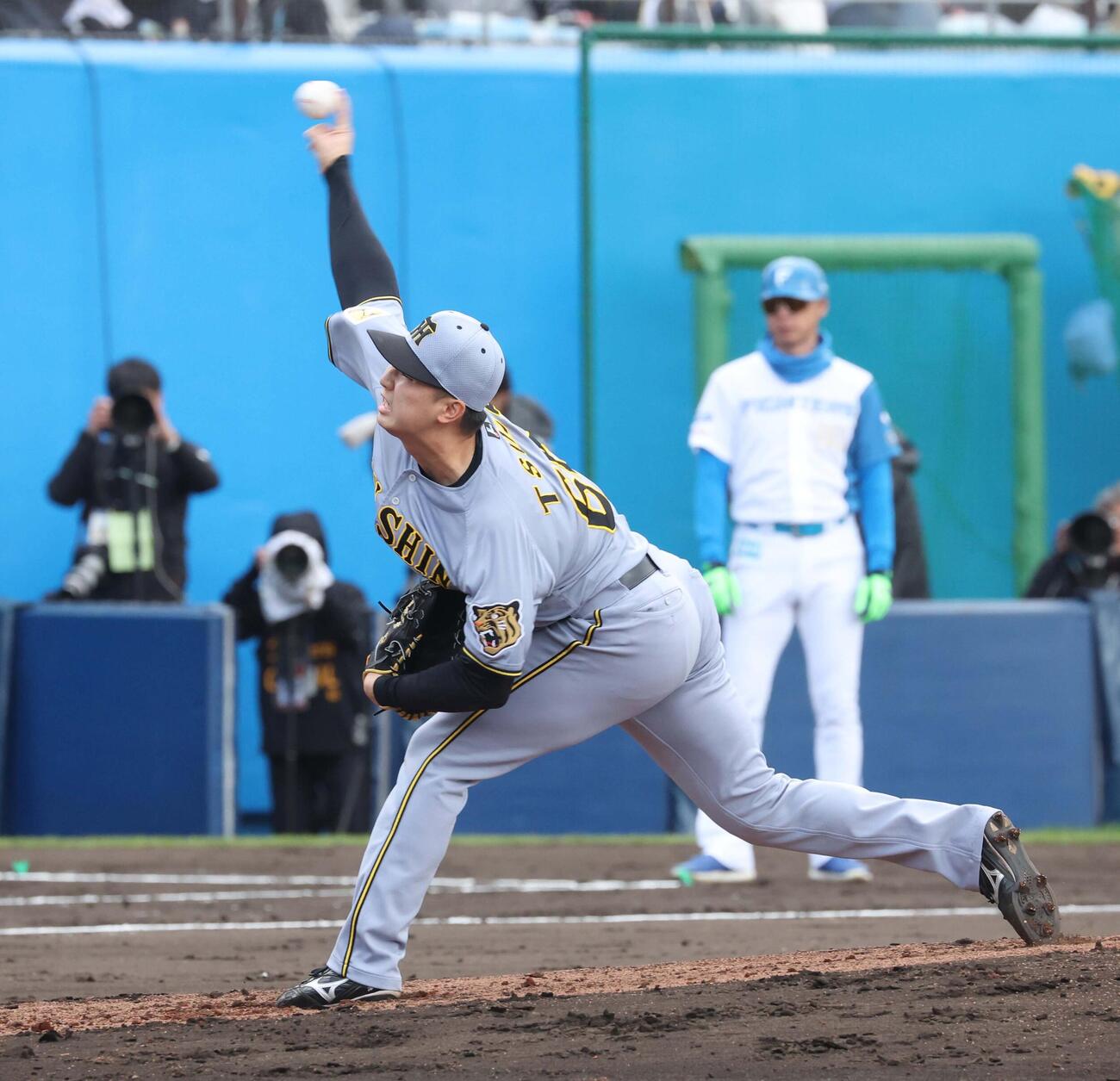 日本ハム対阪神　5回に登板の津田（撮影・黒川智章）