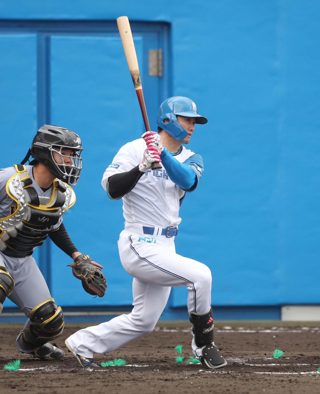 日本ハム対阪神　6回裏日本ハム無死一塁、右前打を放つ西川（撮影・黒川智章）