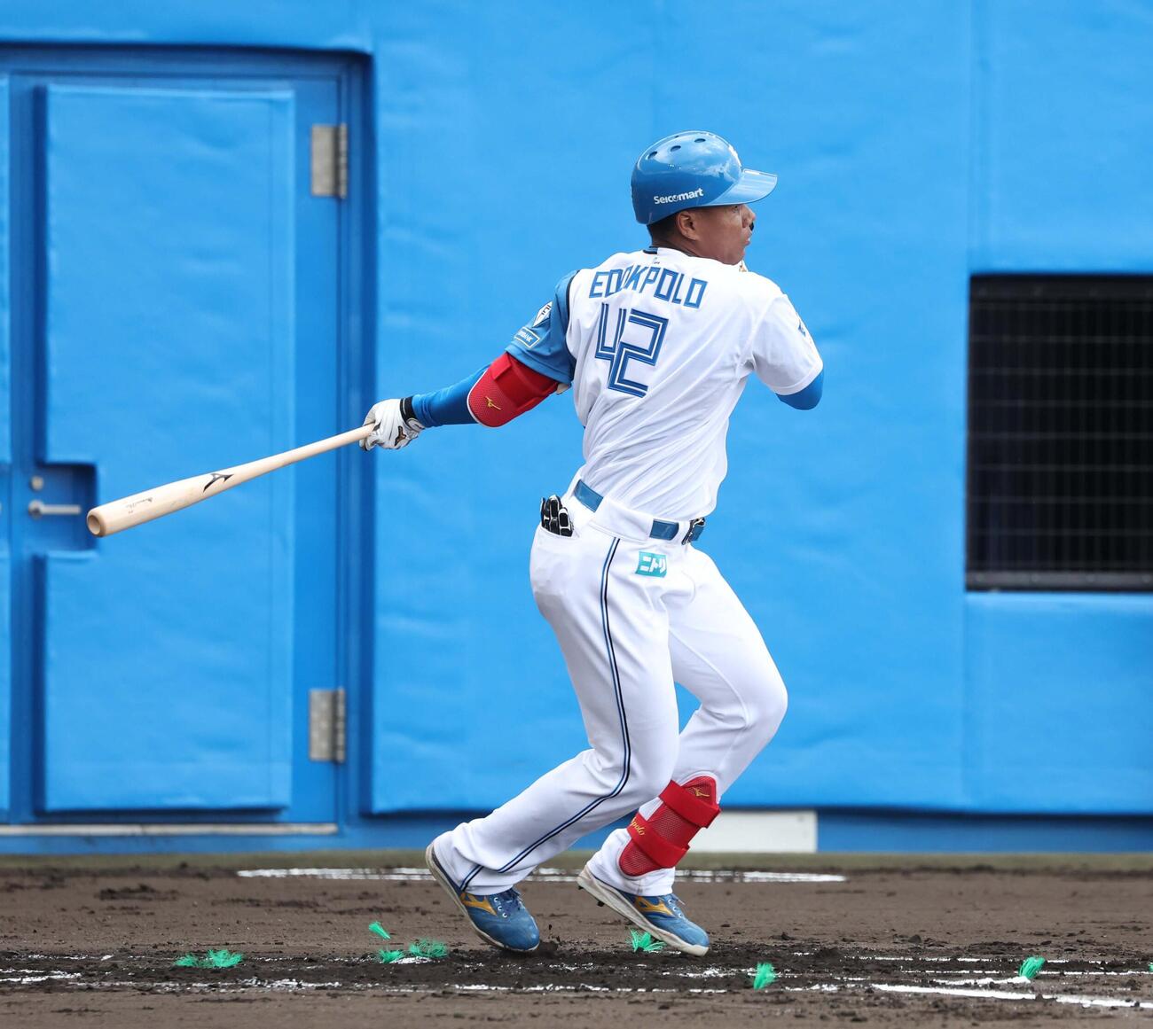 日本ハム対阪神　1回裏日本ハム2死一塁、遊前内野安打を放つエドポロ（撮影・黒川智章）