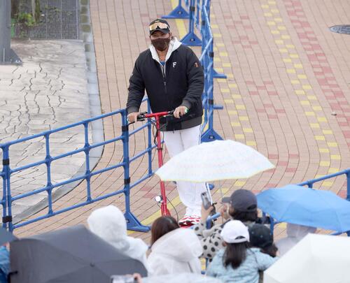 雨の中、球場入りする新庄監督（撮影・黒川智章）