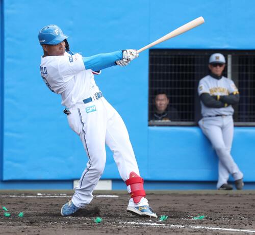 日本ハム対阪神　4回裏日本ハム無死、中越え二塁打を放つエドポロ（撮影・黒川智章）