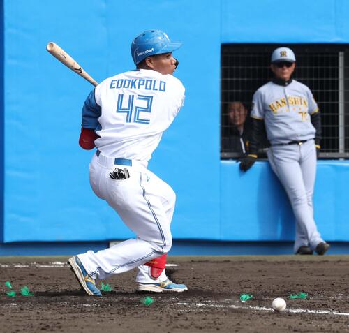 日本ハム対阪神　5回裏日本ハム1死一、三塁、エドポロの投ゴロの間に三塁走者が生還（撮影・黒川智章）