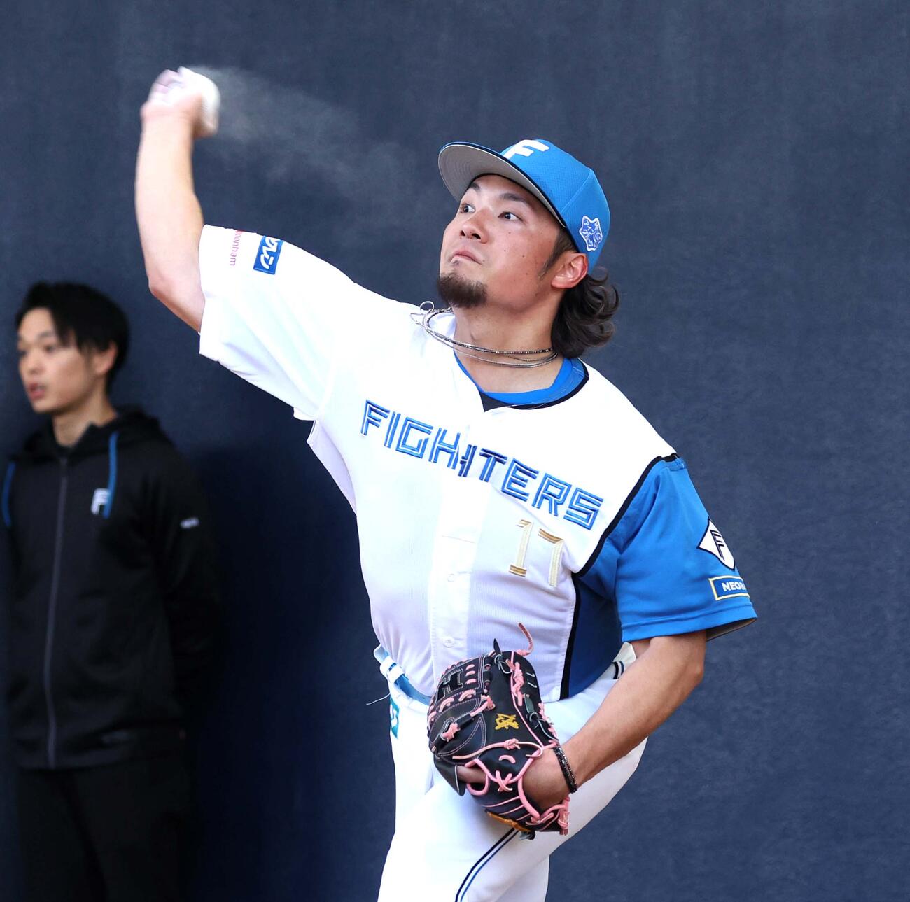 ブルペンで投球する日本ハム伊藤（撮影・黒川智章）