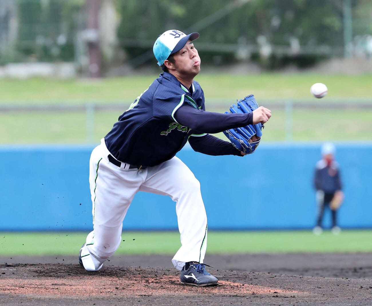 ライブBPに登板したヤクルト青柳（撮影・鈴木正人）　